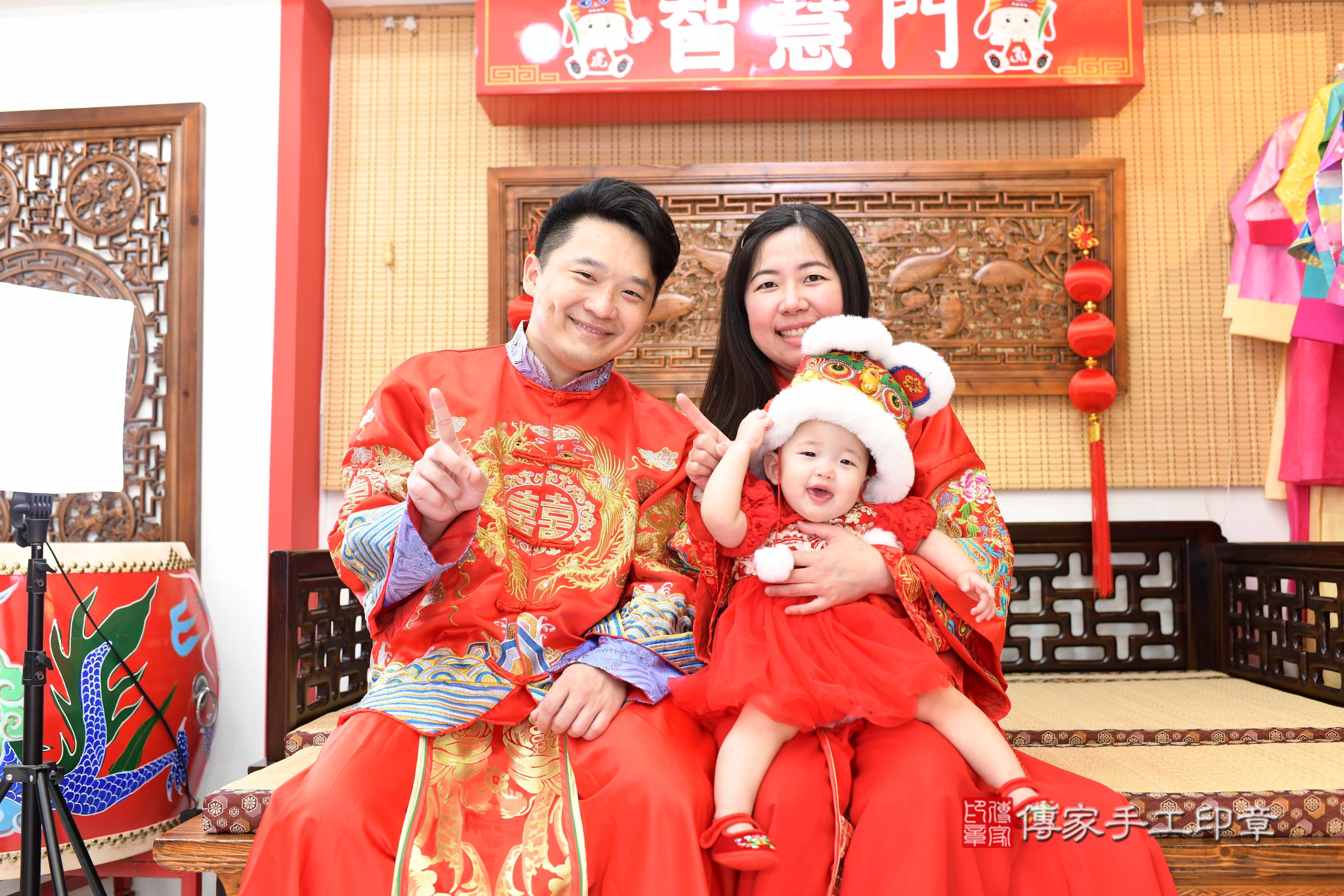 傳家手工印章台南店、抓周、度脺、中國風會場、傳家嬰兒古禮、吉祥話、抓周道具物品24種、拍照。抓周證書。寶寶抓周、滿周歲、生日快樂、祝福