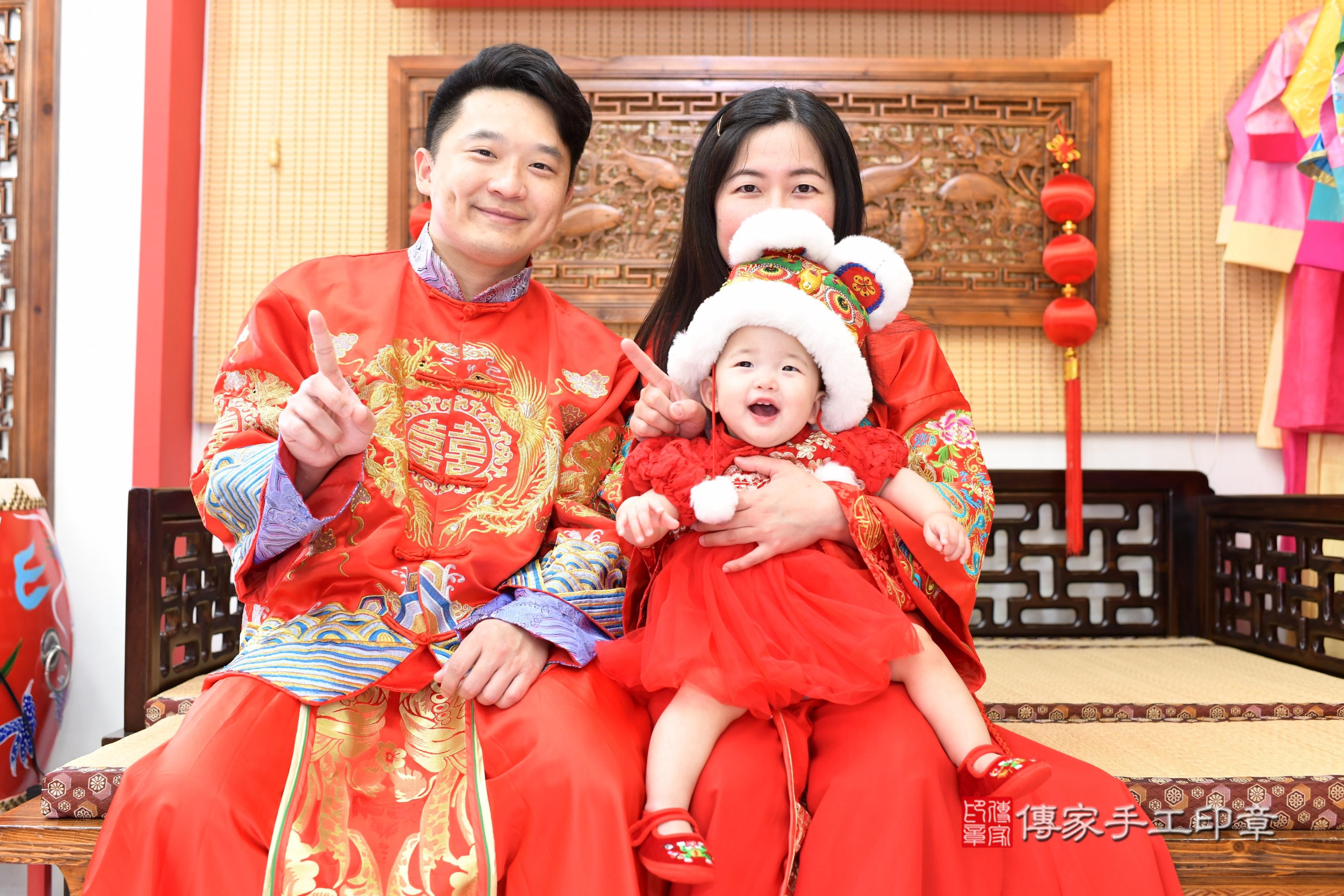 傳家手工印章台南店、抓周、度脺、中國風會場、傳家嬰兒古禮、吉祥話、抓周道具物品24種、拍照。抓周證書。寶寶抓周、滿周歲、生日快樂、祝福