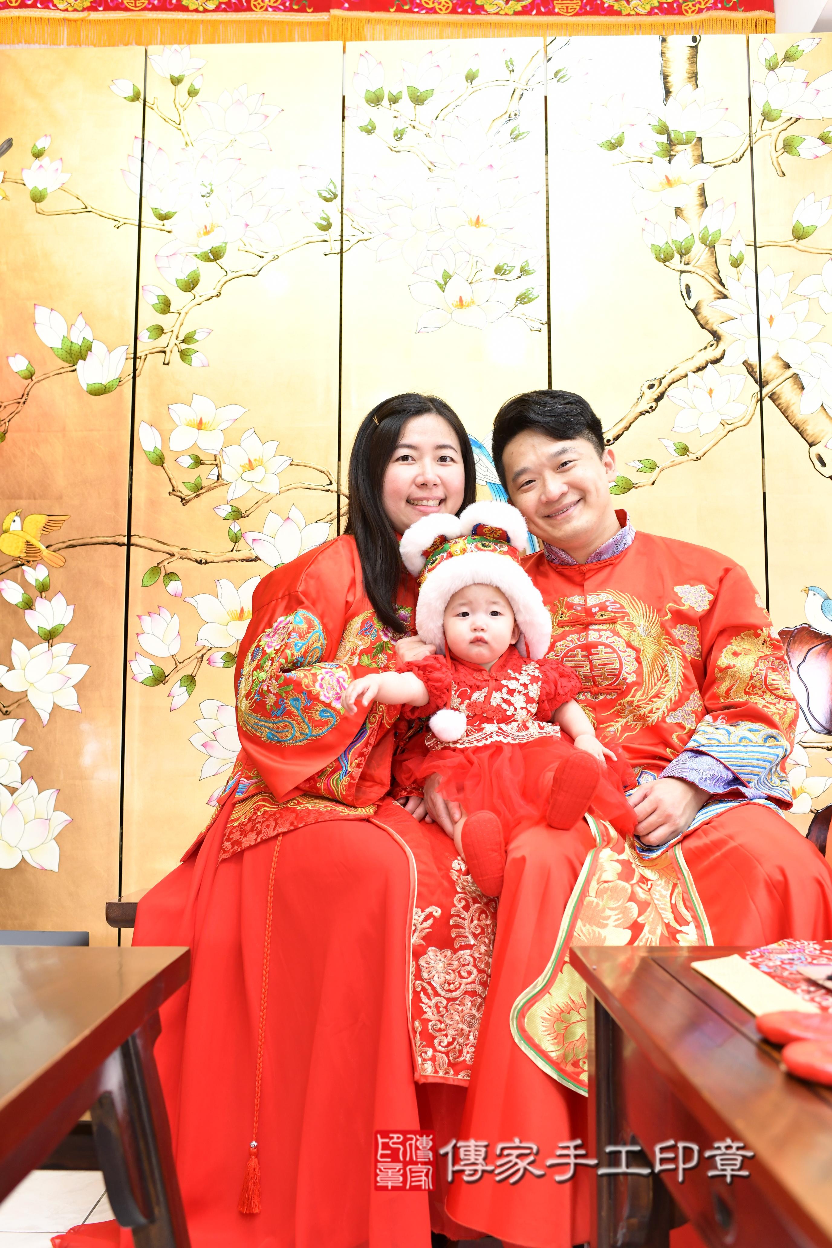 傳家手工印章台南店、抓周、度脺、中國風會場、傳家嬰兒古禮、吉祥話、抓周道具物品24種、拍照。抓周證書。寶寶抓周、滿周歲、生日快樂、祝福