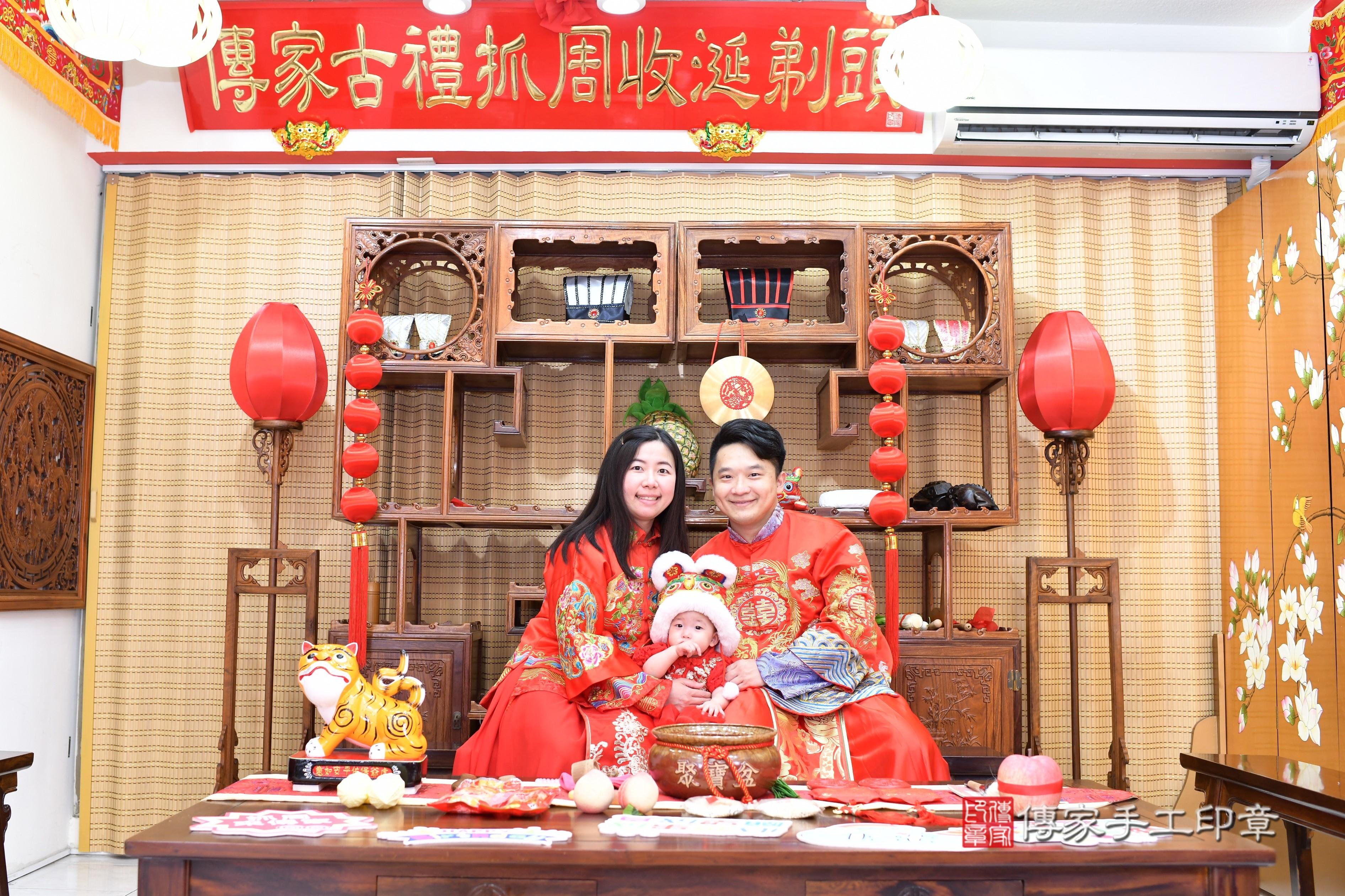 傳家手工印章台南店、抓周、度脺、中國風會場、傳家嬰兒古禮、吉祥話、抓周道具物品24種、拍照。抓周證書。寶寶抓周、滿周歲、生日快樂、祝福