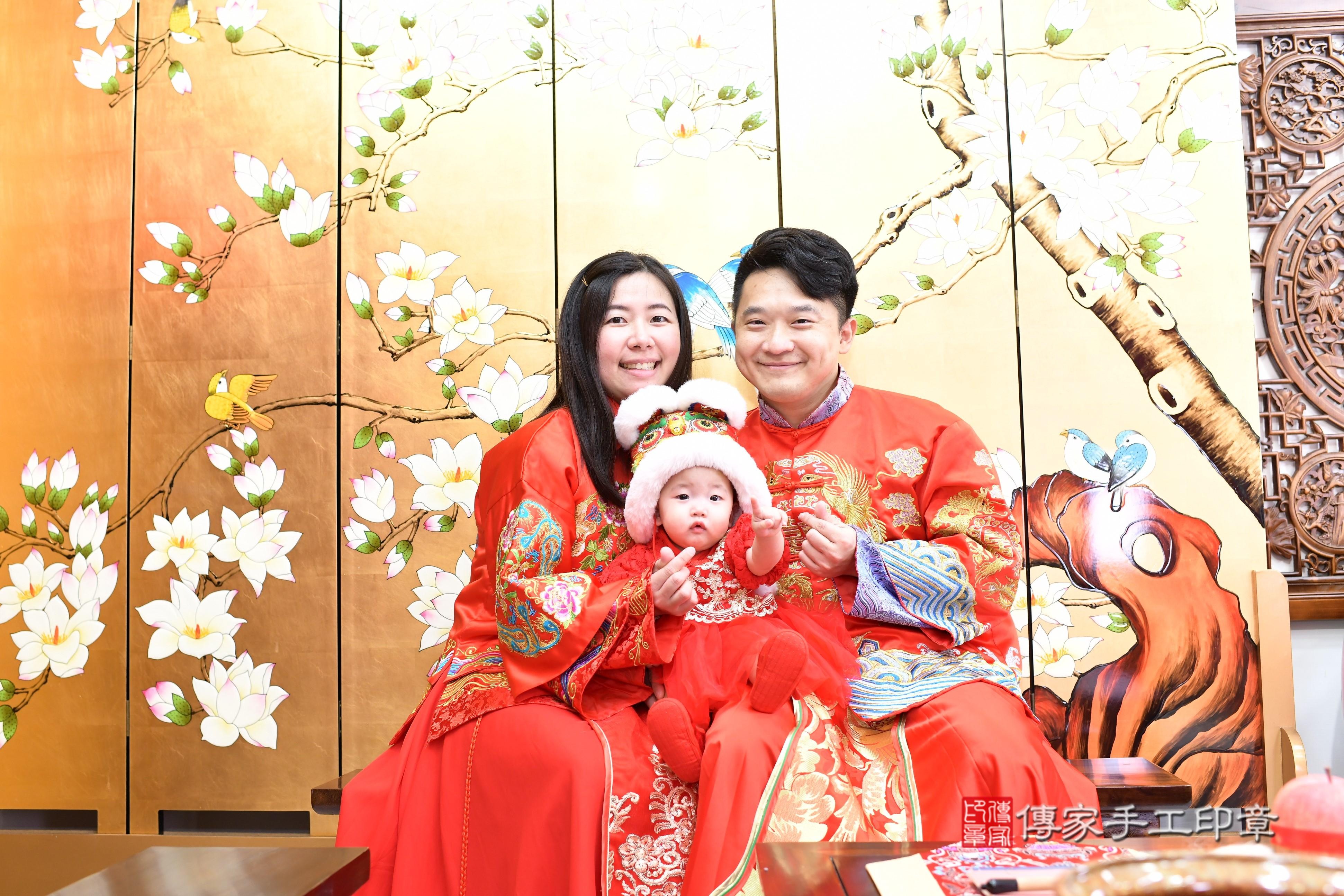 傳家手工印章台南店、抓周、度脺、中國風會場、傳家嬰兒古禮、吉祥話、抓周道具物品24種、拍照。抓周證書。寶寶抓周、滿周歲、生日快樂、祝福