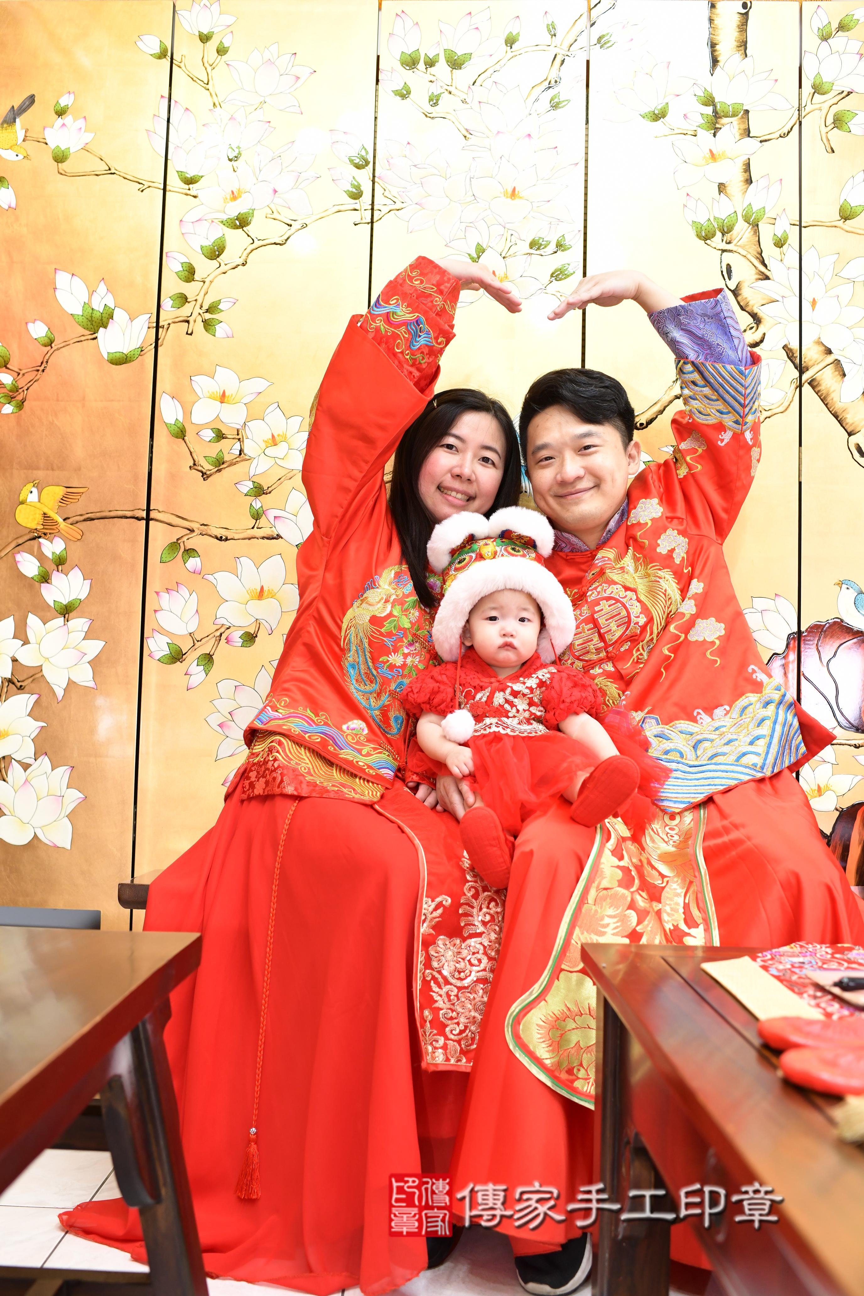 傳家手工印章台南店、抓周、度脺、中國風會場、傳家嬰兒古禮、吉祥話、抓周道具物品24種、拍照。抓周證書。寶寶抓周、滿周歲、生日快樂、祝福