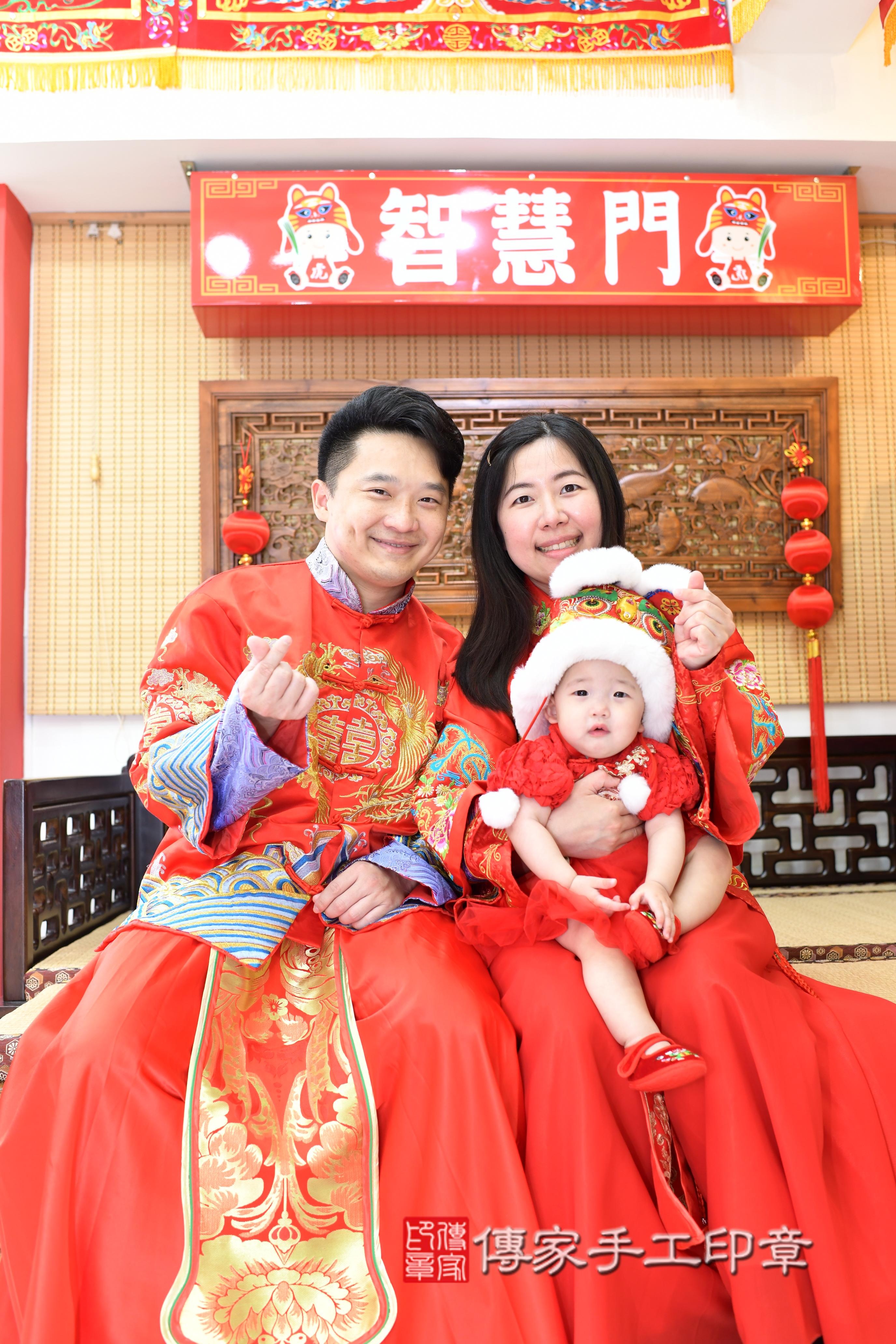 傳家手工印章台南店、抓周、度脺、中國風會場、傳家嬰兒古禮、吉祥話、抓周道具物品24種、拍照。抓周證書。寶寶抓周、滿周歲、生日快樂、祝福