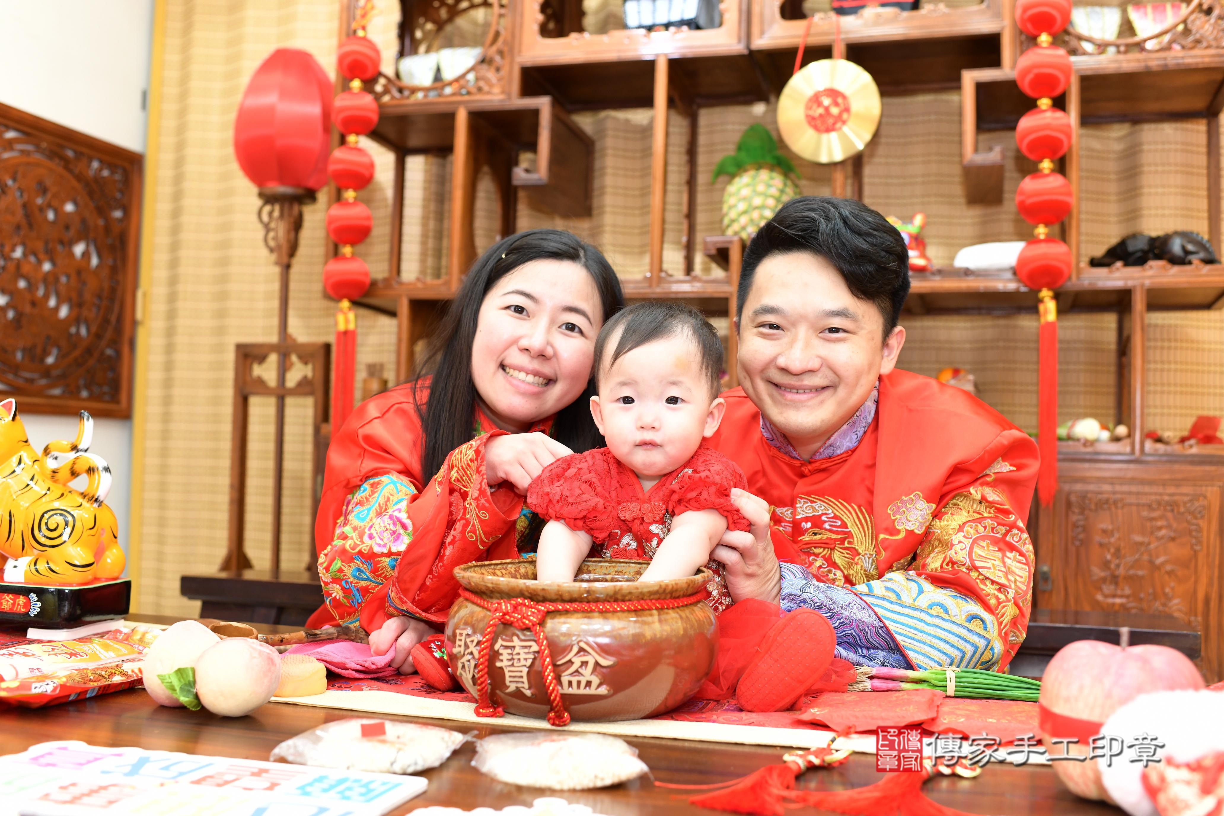 傳家手工印章台南店、抓周、度脺、中國風會場、傳家嬰兒古禮、吉祥話、抓周道具物品24種、拍照。抓周證書。寶寶抓周、滿周歲、生日快樂、祝福