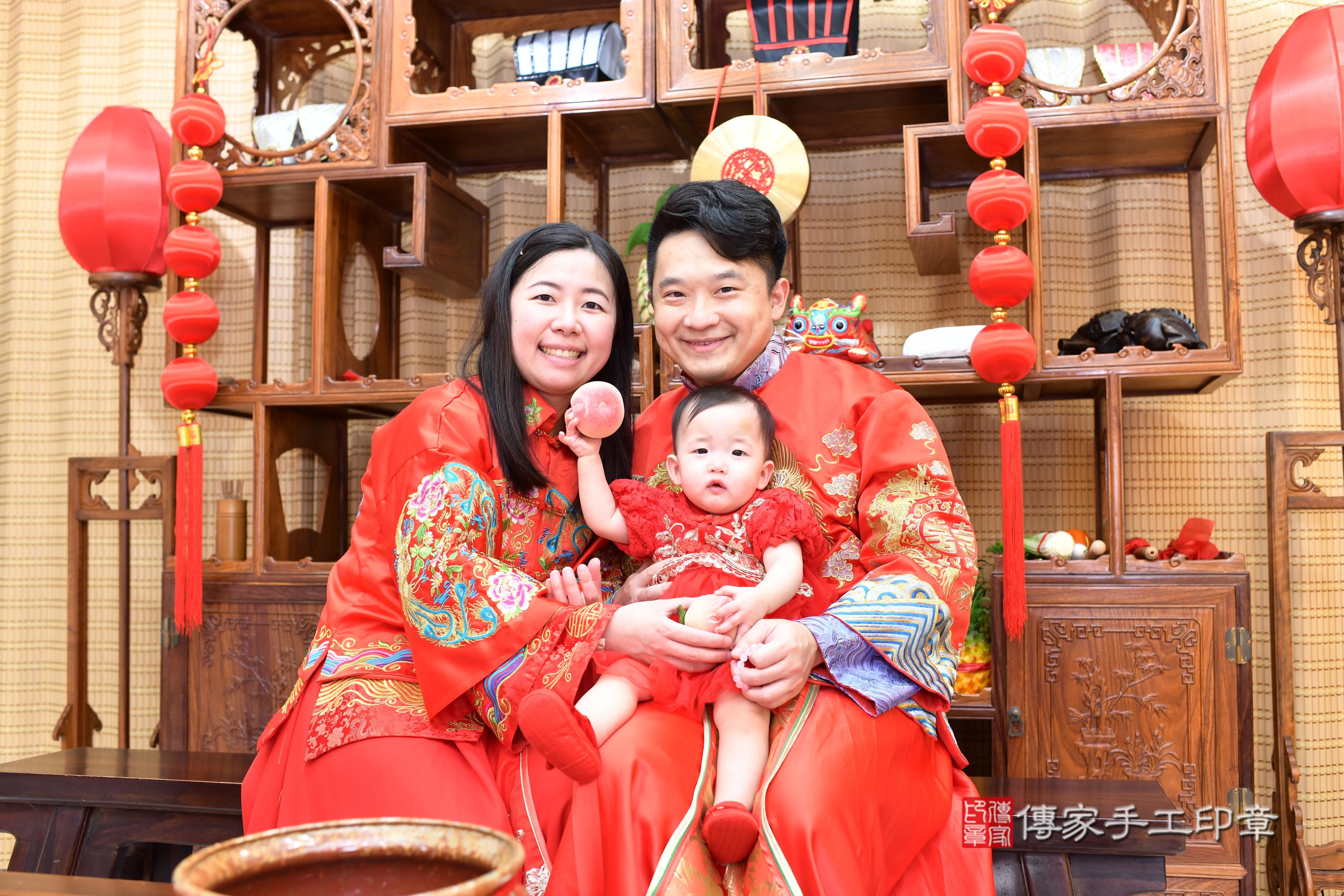 傳家手工印章台南店、抓周、度脺、中國風會場、傳家嬰兒古禮、吉祥話、抓周道具物品24種、拍照。抓周證書。寶寶抓周、滿周歲、生日快樂、祝福