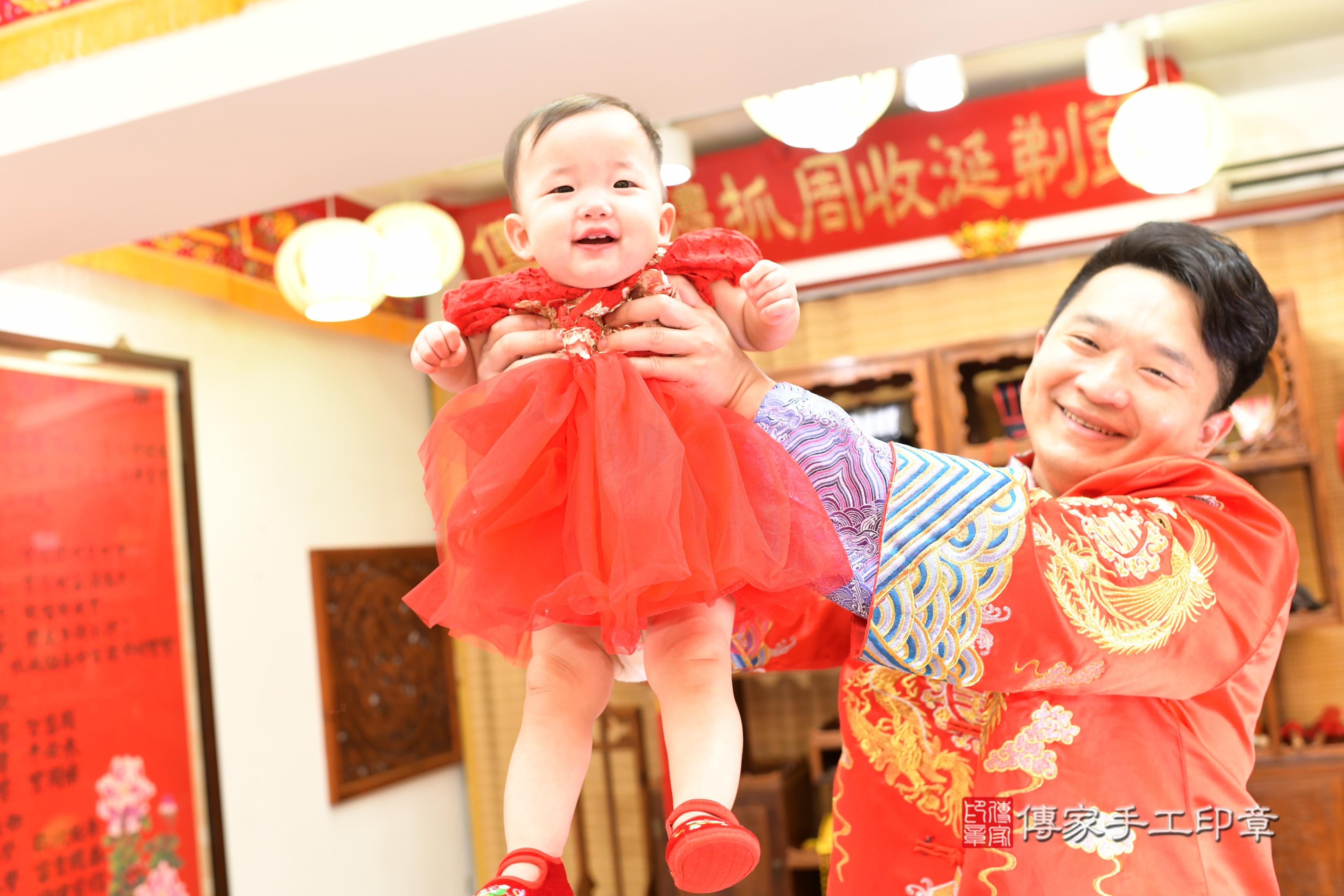 傳家手工印章台南店、抓周、度脺、中國風會場、傳家嬰兒古禮、吉祥話、抓周道具物品24種、拍照。抓周證書。寶寶抓周、滿周歲、生日快樂、祝福
