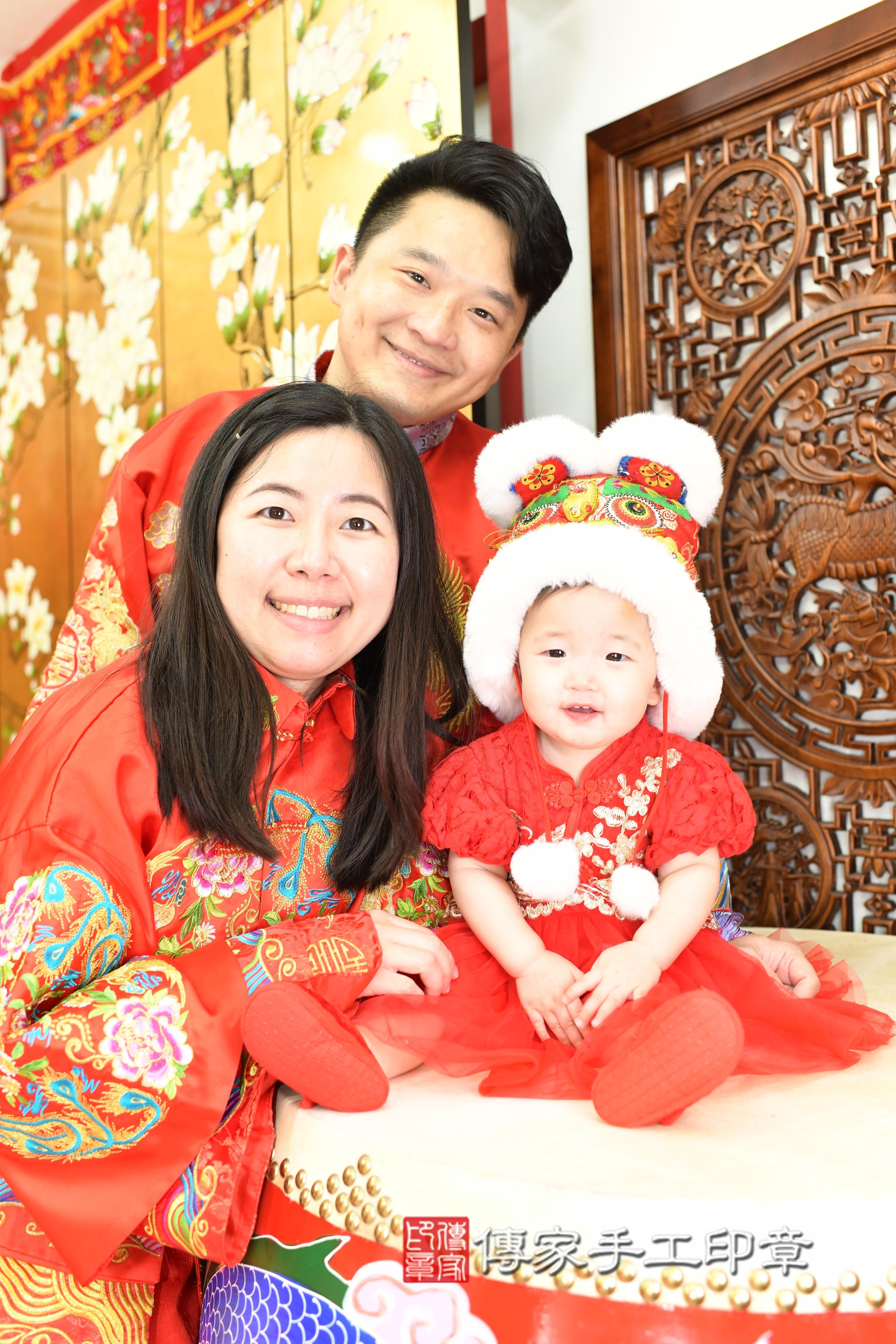 傳家手工印章台南店、抓周、度脺、中國風會場、傳家嬰兒古禮、吉祥話、抓周道具物品24種、拍照。抓周證書。寶寶抓周、滿周歲、生日快樂、祝福