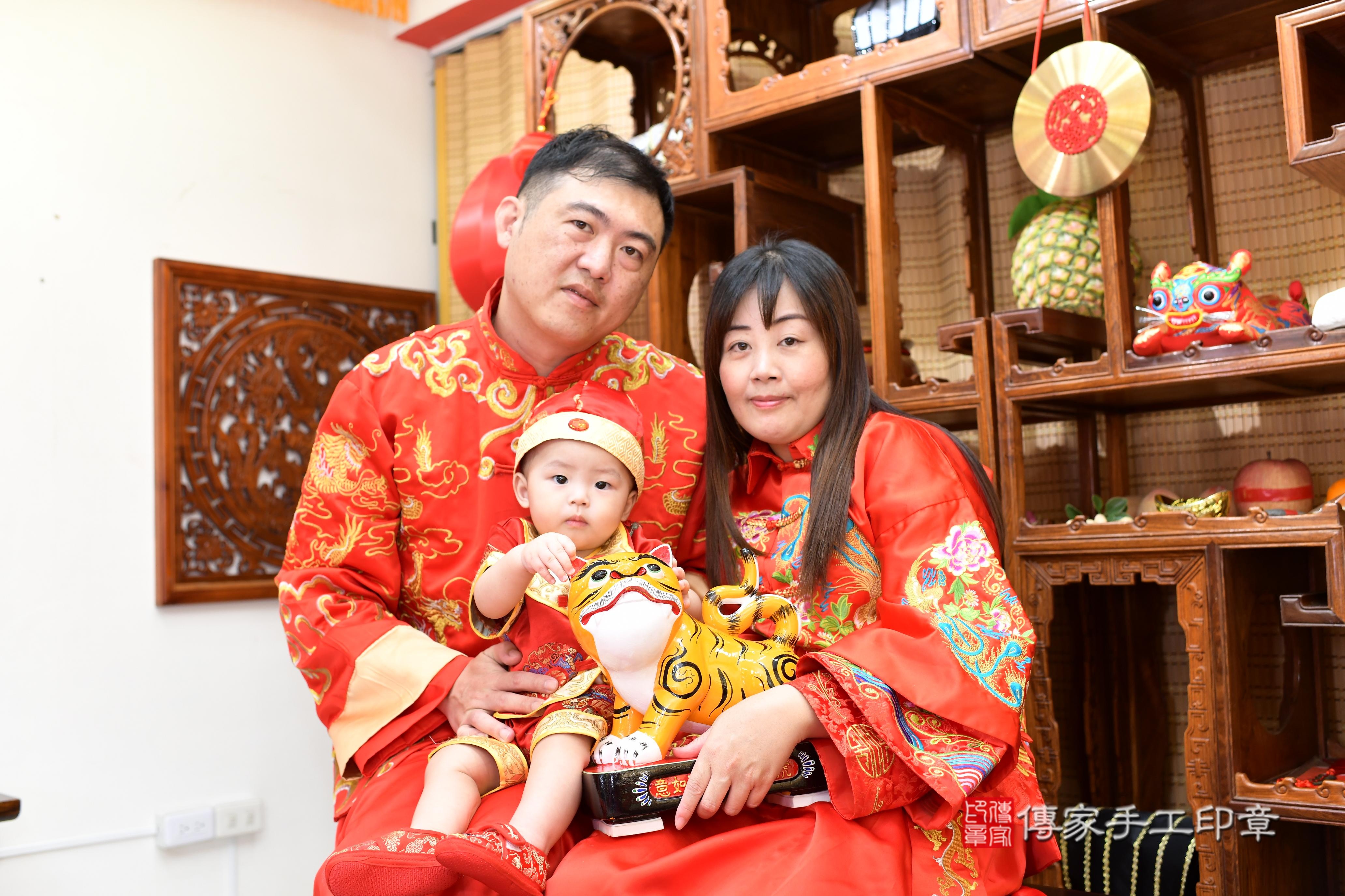 傳家手工印章台南店、抓周、度脺、中國風會場、傳家嬰兒古禮、吉祥話、抓周道具物品24種、拍照。抓周證書。寶寶抓周、滿周歲、生日快樂、祝福