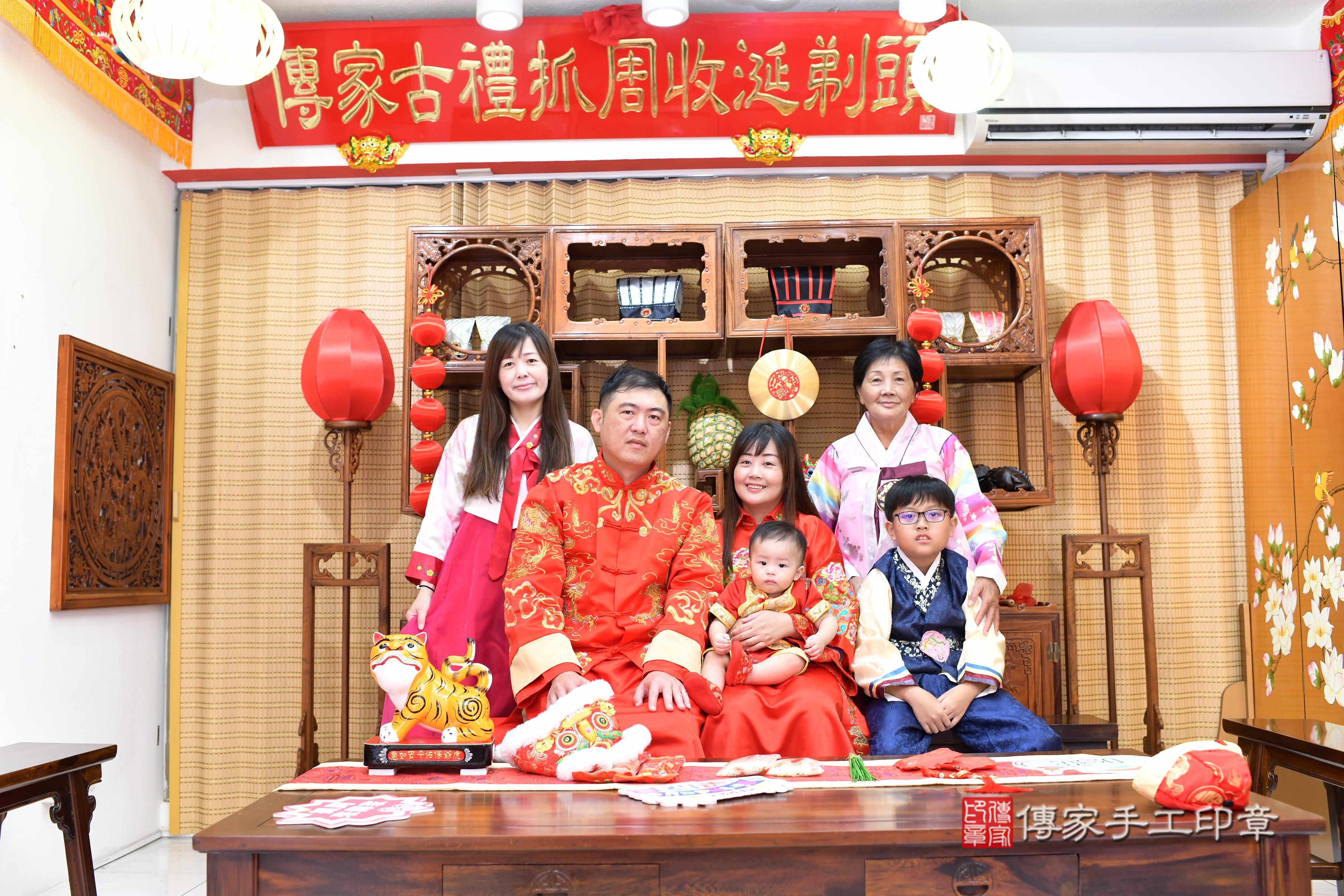 傳家手工印章台南店、抓周、度脺、中國風會場、傳家嬰兒古禮、吉祥話、抓周道具物品24種、拍照。抓周證書。寶寶抓周、滿周歲、生日快樂、祝福