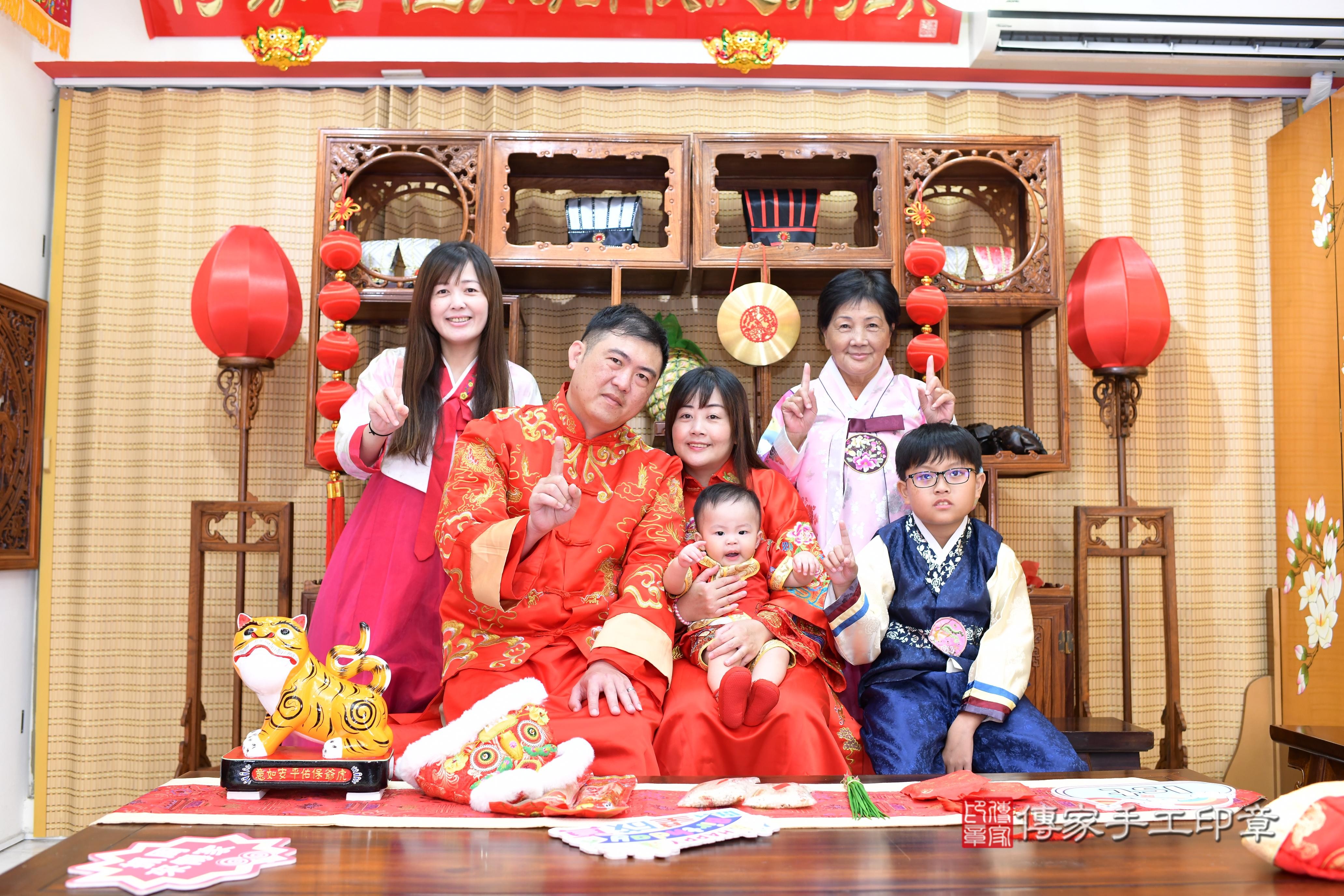 傳家手工印章台南店、抓周、度脺、中國風會場、傳家嬰兒古禮、吉祥話、抓周道具物品24種、拍照。抓周證書。寶寶抓周、滿周歲、生日快樂、祝福