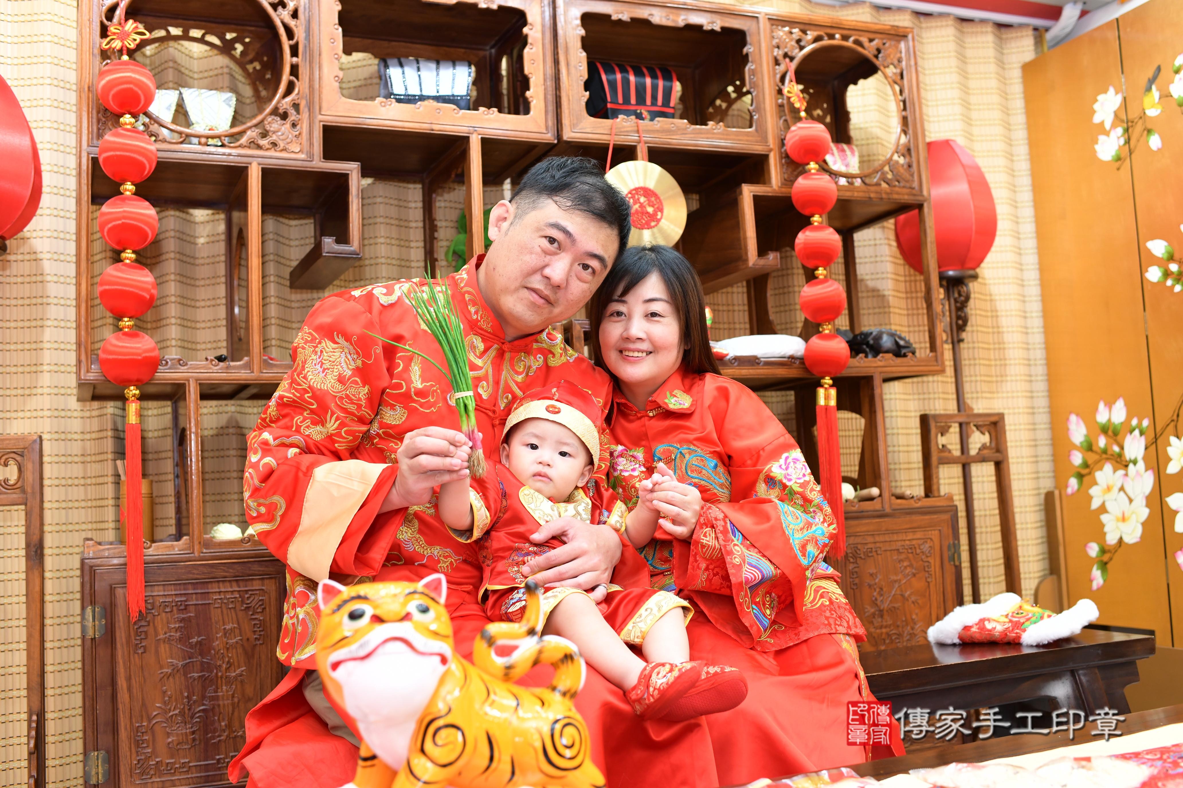 傳家手工印章台南店、抓周、度脺、中國風會場、傳家嬰兒古禮、吉祥話、抓周道具物品24種、拍照。抓周證書。寶寶抓周、滿周歲、生日快樂、祝福