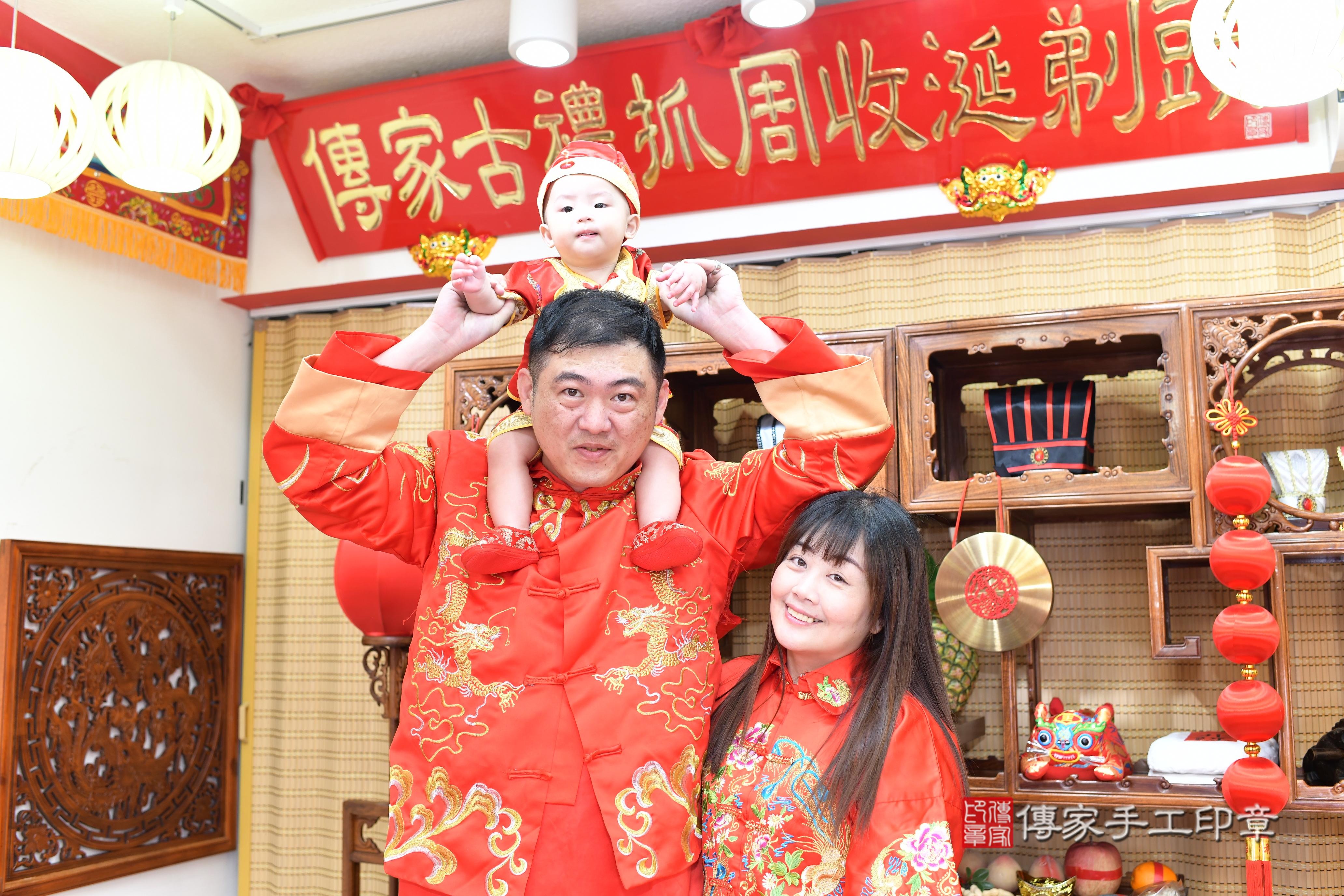 傳家手工印章台南店、抓周、度脺、中國風會場、傳家嬰兒古禮、吉祥話、抓周道具物品24種、拍照。抓周證書。寶寶抓周、滿周歲、生日快樂、祝福