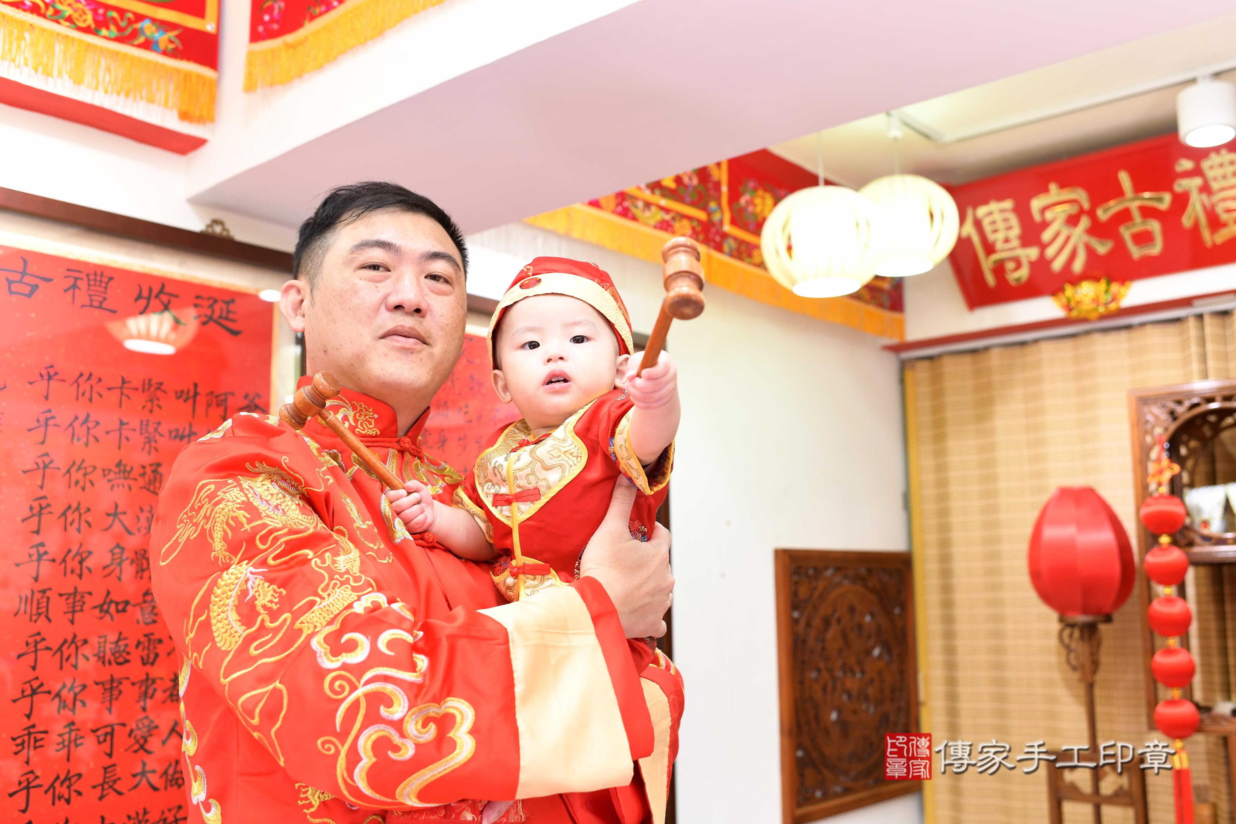 傳家手工印章台南店、抓周、度脺、中國風會場、傳家嬰兒古禮、吉祥話、抓周道具物品24種、拍照。抓周證書。寶寶抓周、滿周歲、生日快樂、祝福