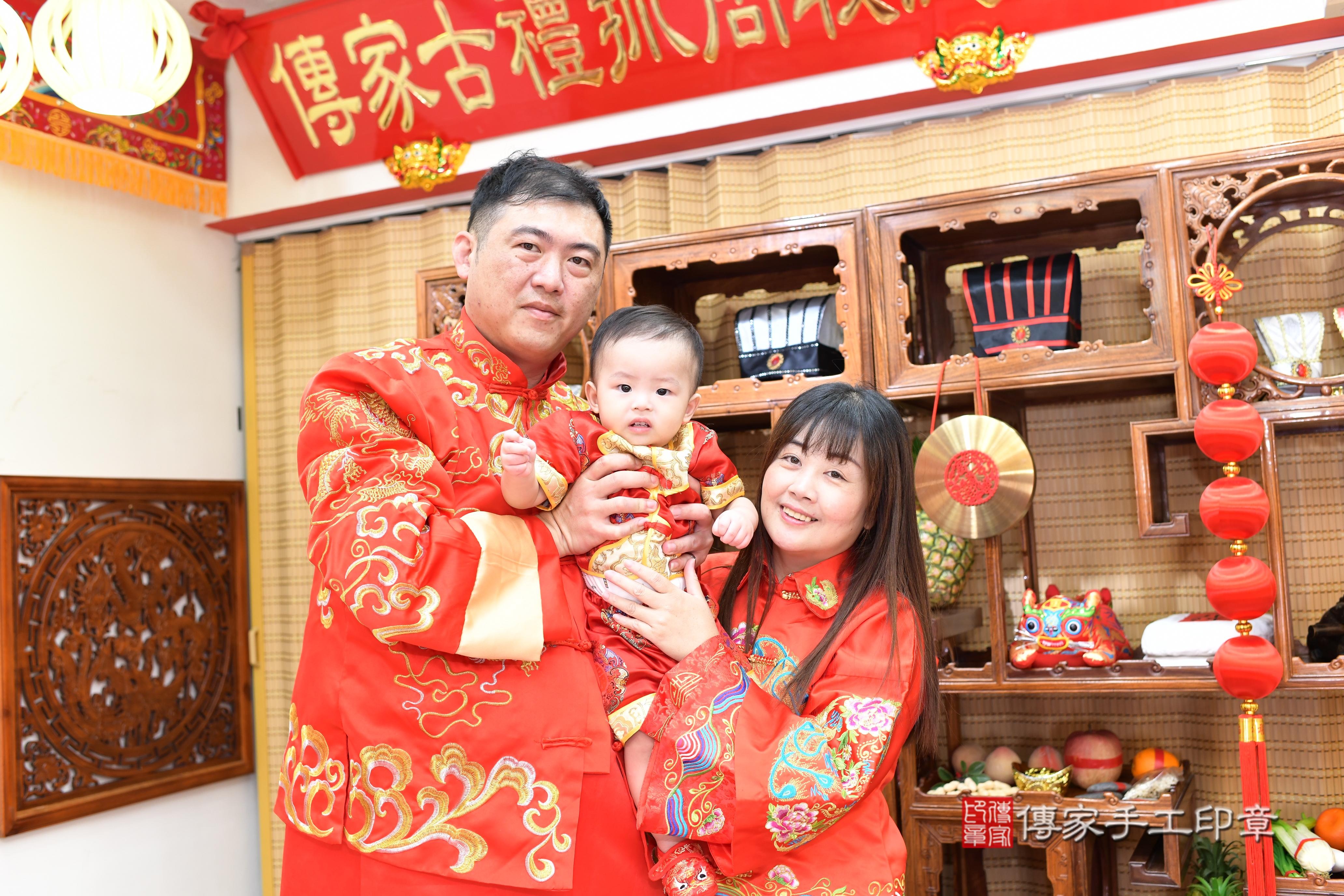 傳家手工印章台南店、抓周、度脺、中國風會場、傳家嬰兒古禮、吉祥話、抓周道具物品24種、拍照。抓周證書。寶寶抓周、滿周歲、生日快樂、祝福