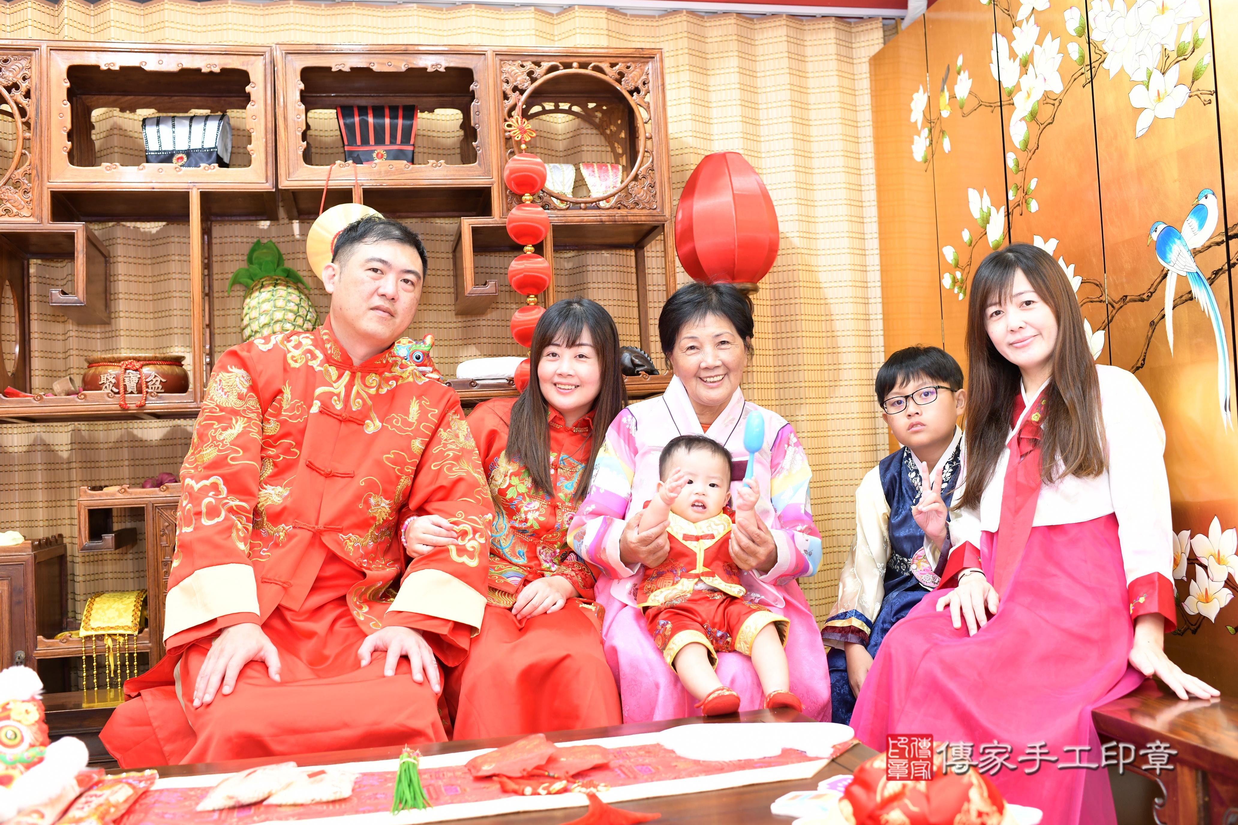 傳家手工印章台南店、抓周、度脺、中國風會場、傳家嬰兒古禮、吉祥話、抓周道具物品24種、拍照。抓周證書。寶寶抓周、滿周歲、生日快樂、祝福