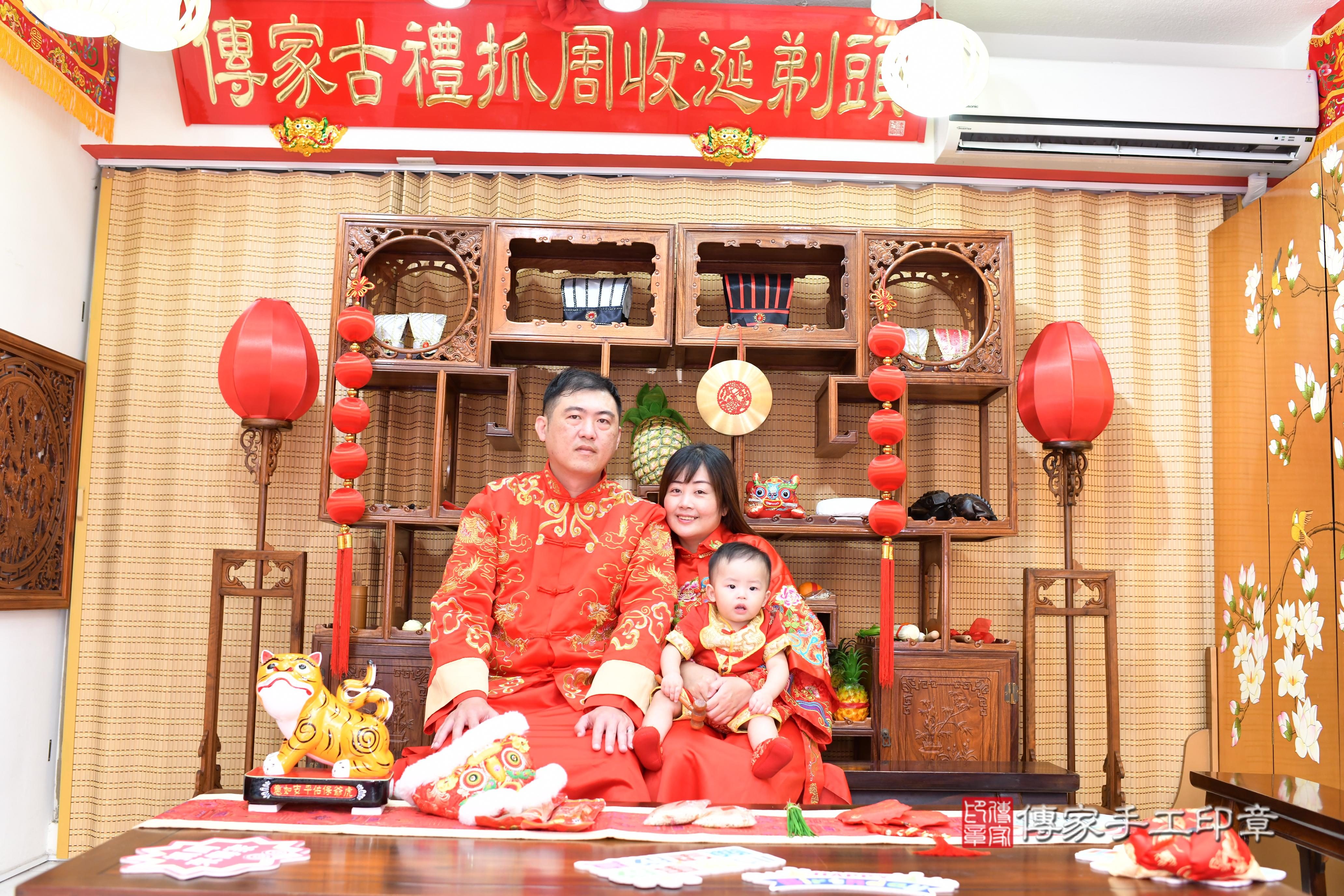 傳家手工印章台南店、抓周、度脺、中國風會場、傳家嬰兒古禮、吉祥話、抓周道具物品24種、拍照。抓周證書。寶寶抓周、滿周歲、生日快樂、祝福