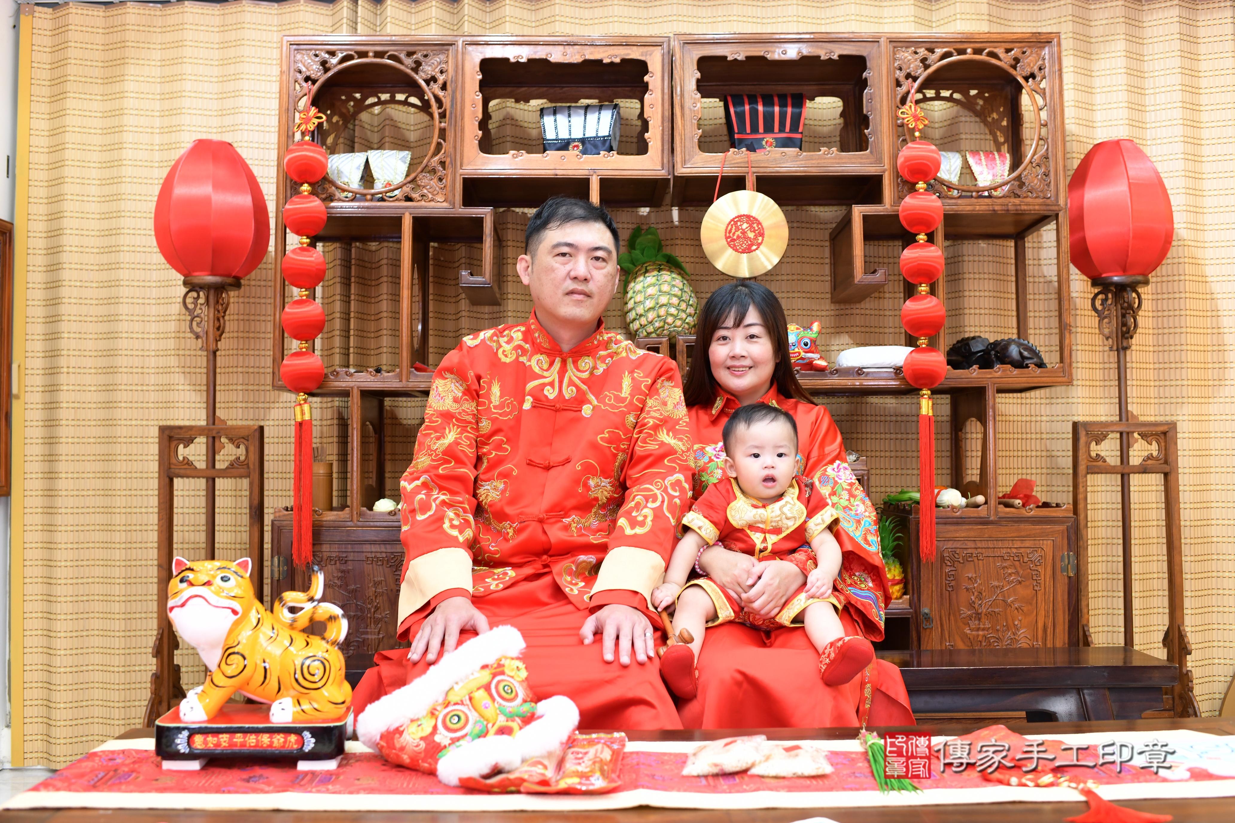 傳家手工印章台南店、抓周、度脺、中國風會場、傳家嬰兒古禮、吉祥話、抓周道具物品24種、拍照。抓周證書。寶寶抓周、滿周歲、生日快樂、祝福