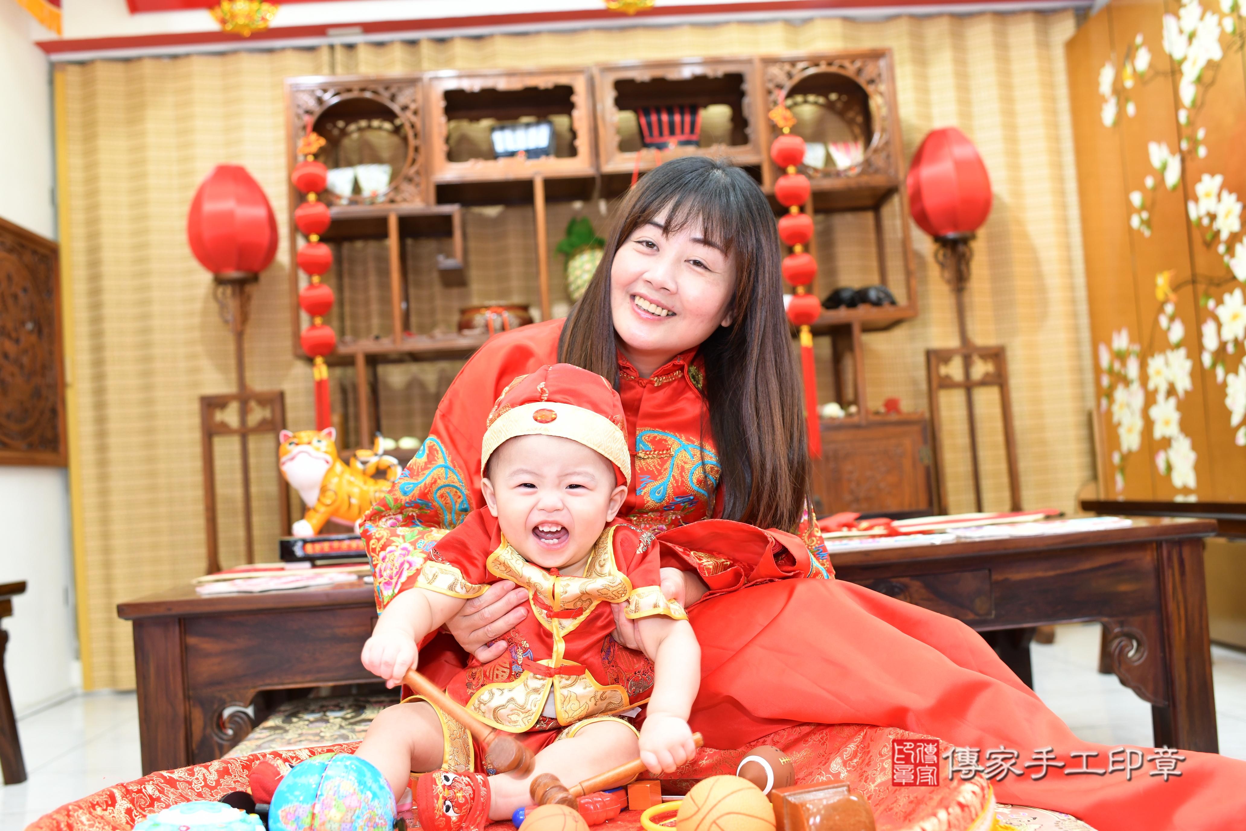 傳家手工印章台南店、抓周、度脺、中國風會場、傳家嬰兒古禮、吉祥話、抓周道具物品24種、拍照。抓周證書。寶寶抓周、滿周歲、生日快樂、祝福