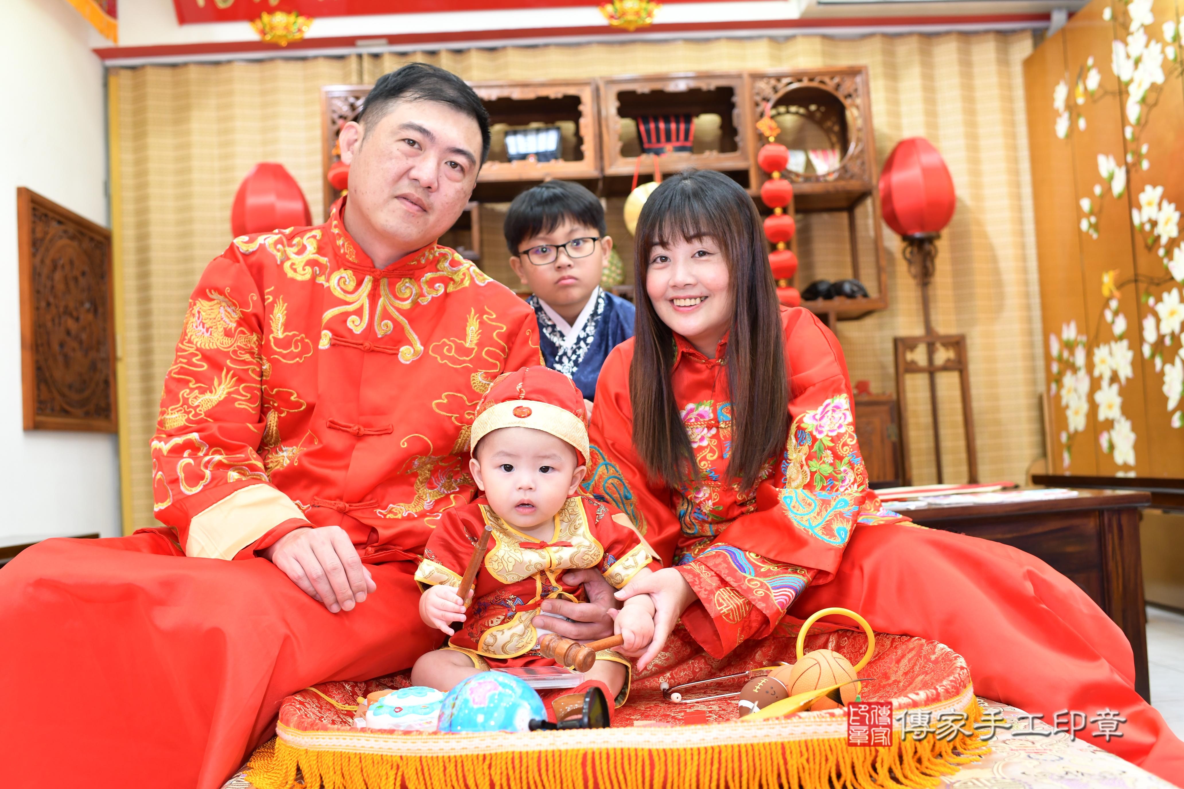 傳家手工印章台南店、抓周、度脺、中國風會場、傳家嬰兒古禮、吉祥話、抓周道具物品24種、拍照。抓周證書。寶寶抓周、滿周歲、生日快樂、祝福