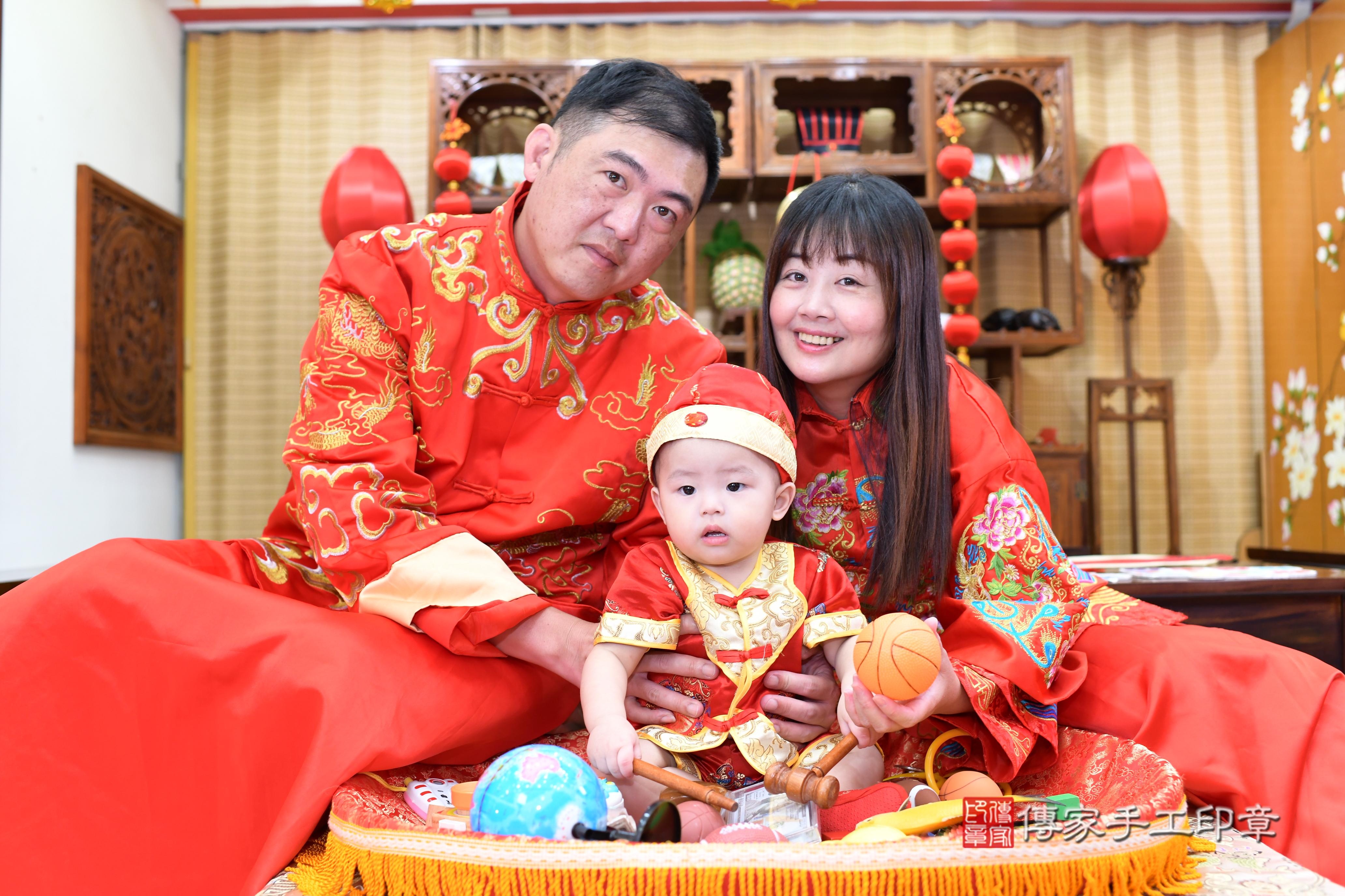 傳家手工印章台南店、抓周、度脺、中國風會場、傳家嬰兒古禮、吉祥話、抓周道具物品24種、拍照。抓周證書。寶寶抓周、滿周歲、生日快樂、祝福