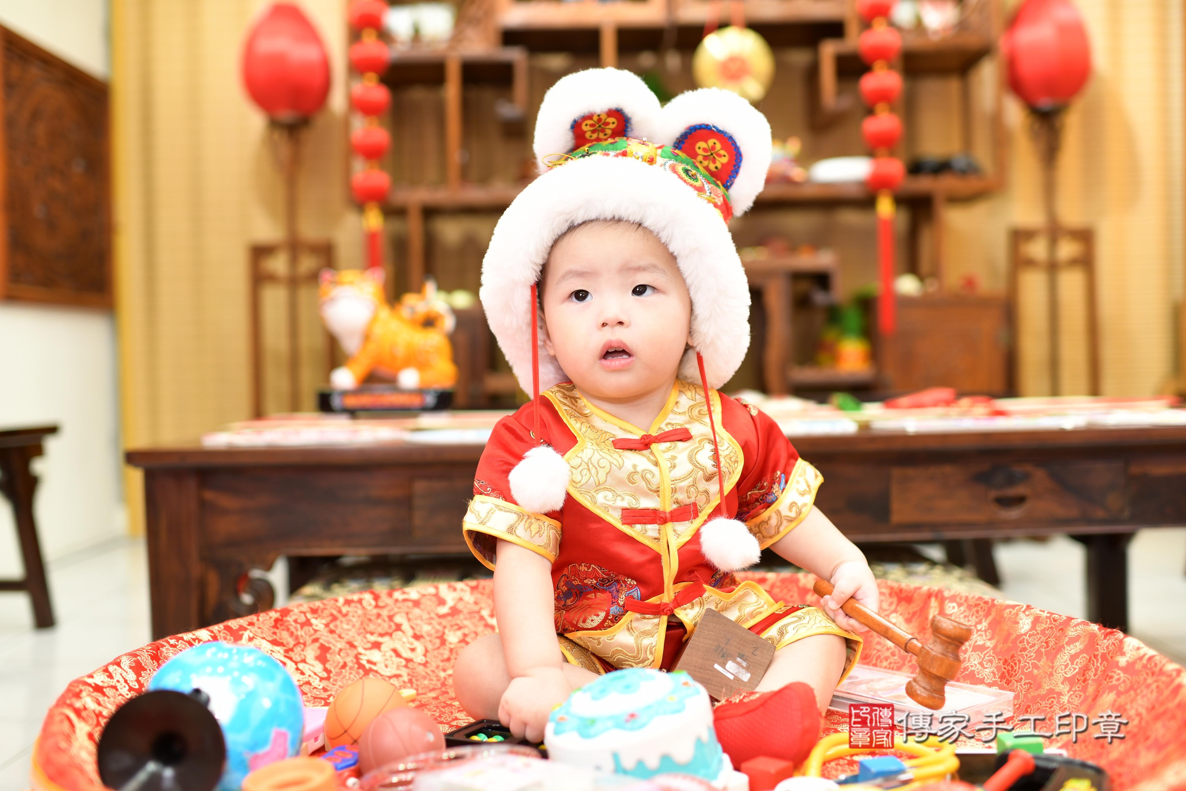 傳家手工印章台南店、抓周、度脺、中國風會場、傳家嬰兒古禮、吉祥話、抓周道具物品24種、拍照。抓周證書。寶寶抓周、滿周歲、生日快樂、祝福