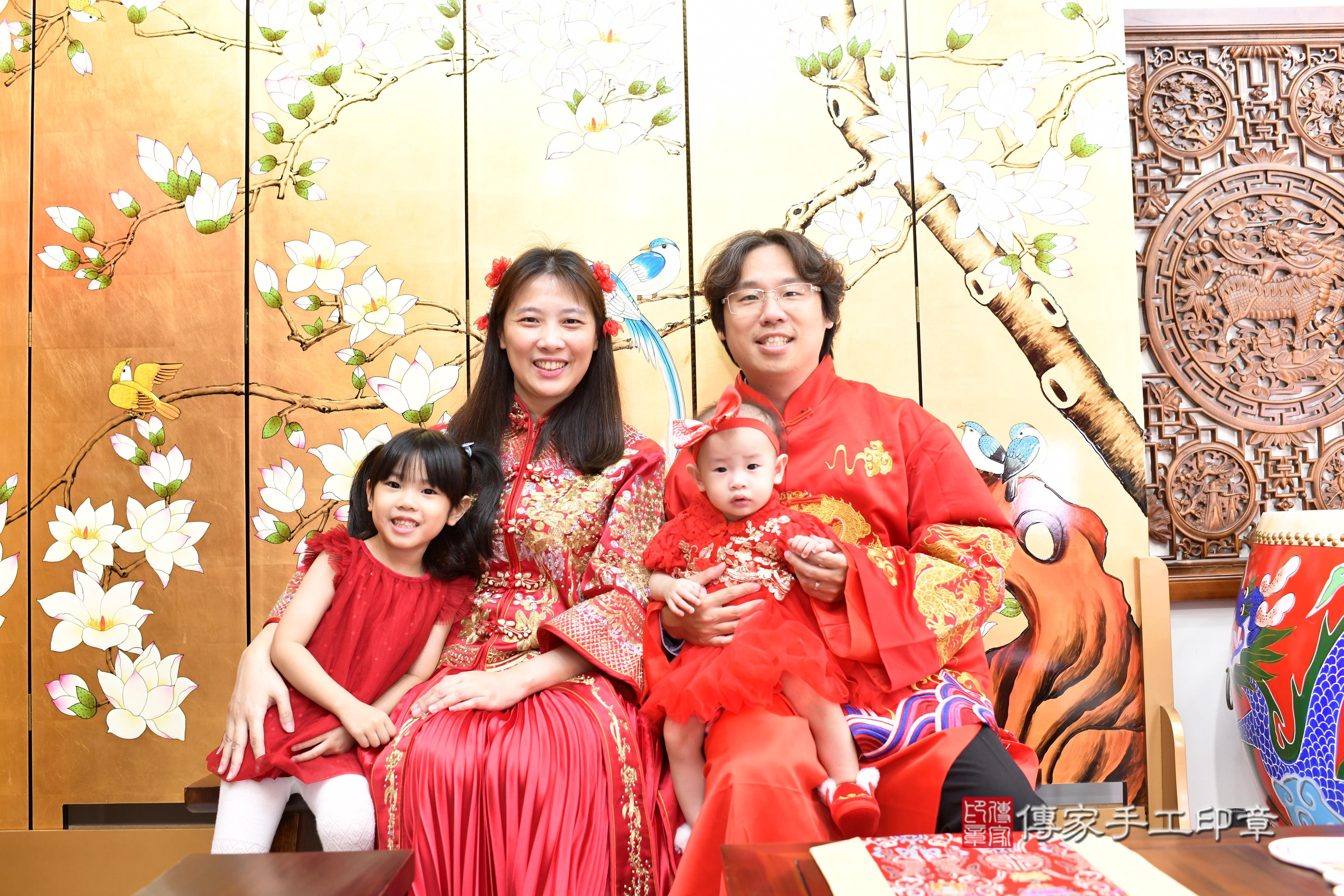傳家手工印章台南店、抓周、度脺、中國風會場、傳家嬰兒古禮、吉祥話、抓周道具物品24種、拍照。抓周證書。寶寶抓周、滿周歲、生日快樂、祝福