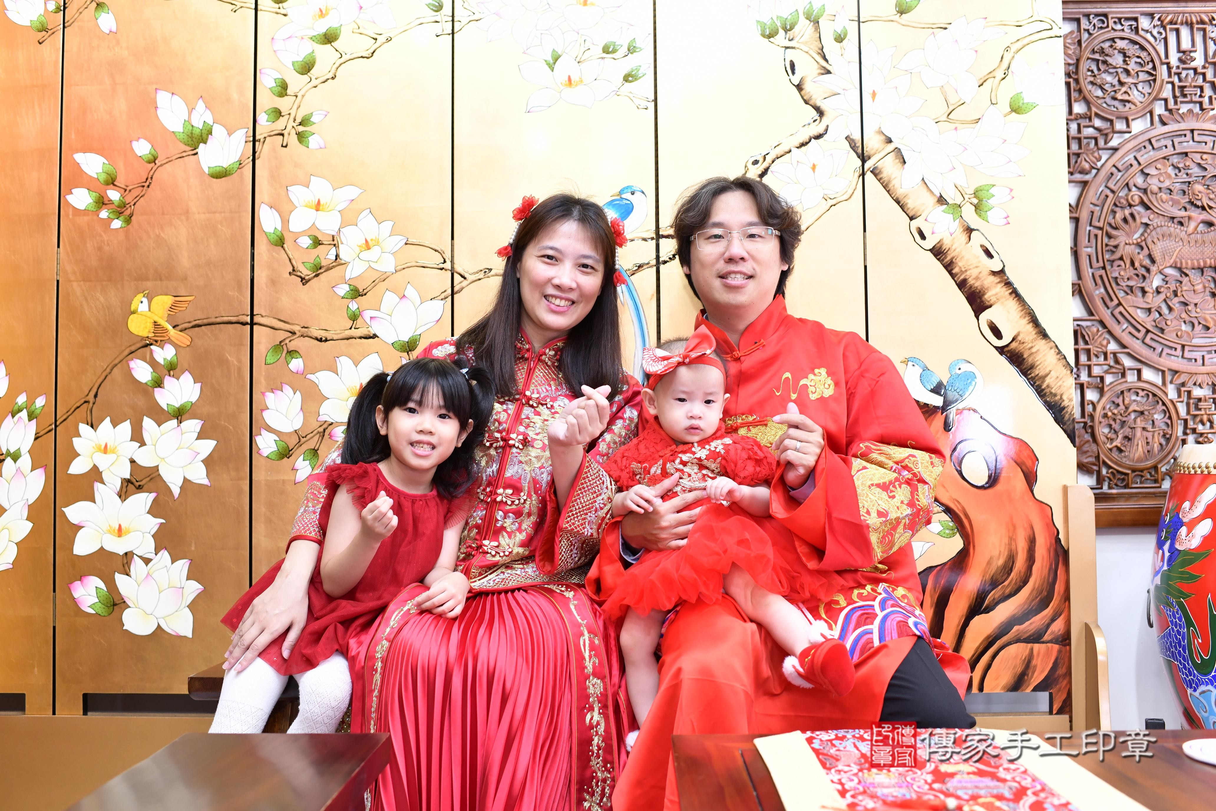 傳家手工印章台南店、抓周、度脺、中國風會場、傳家嬰兒古禮、吉祥話、抓周道具物品24種、拍照。抓周證書。寶寶抓周、滿周歲、生日快樂、祝福