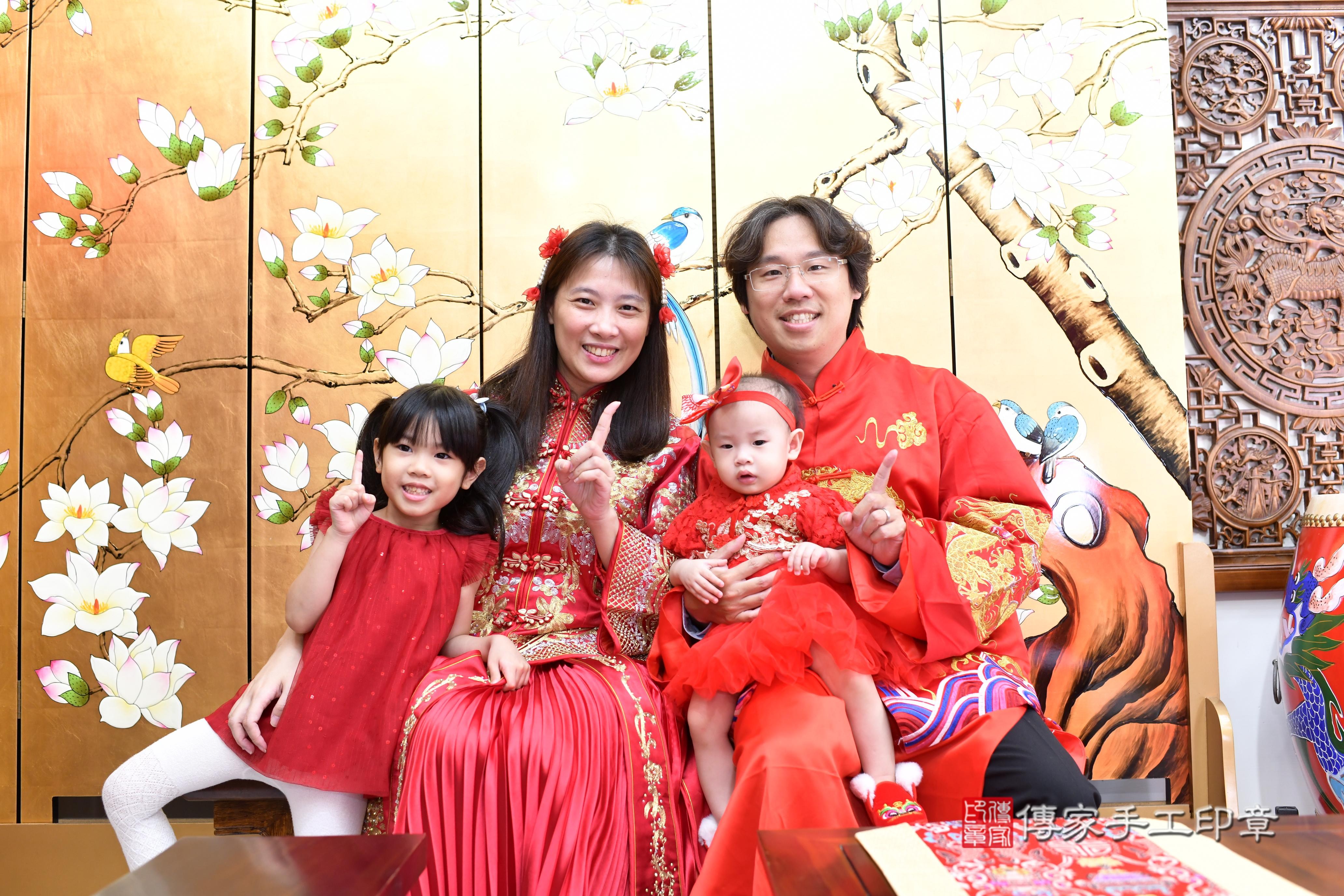 傳家手工印章台南店、抓周、度脺、中國風會場、傳家嬰兒古禮、吉祥話、抓周道具物品24種、拍照。抓周證書。寶寶抓周、滿周歲、生日快樂、祝福