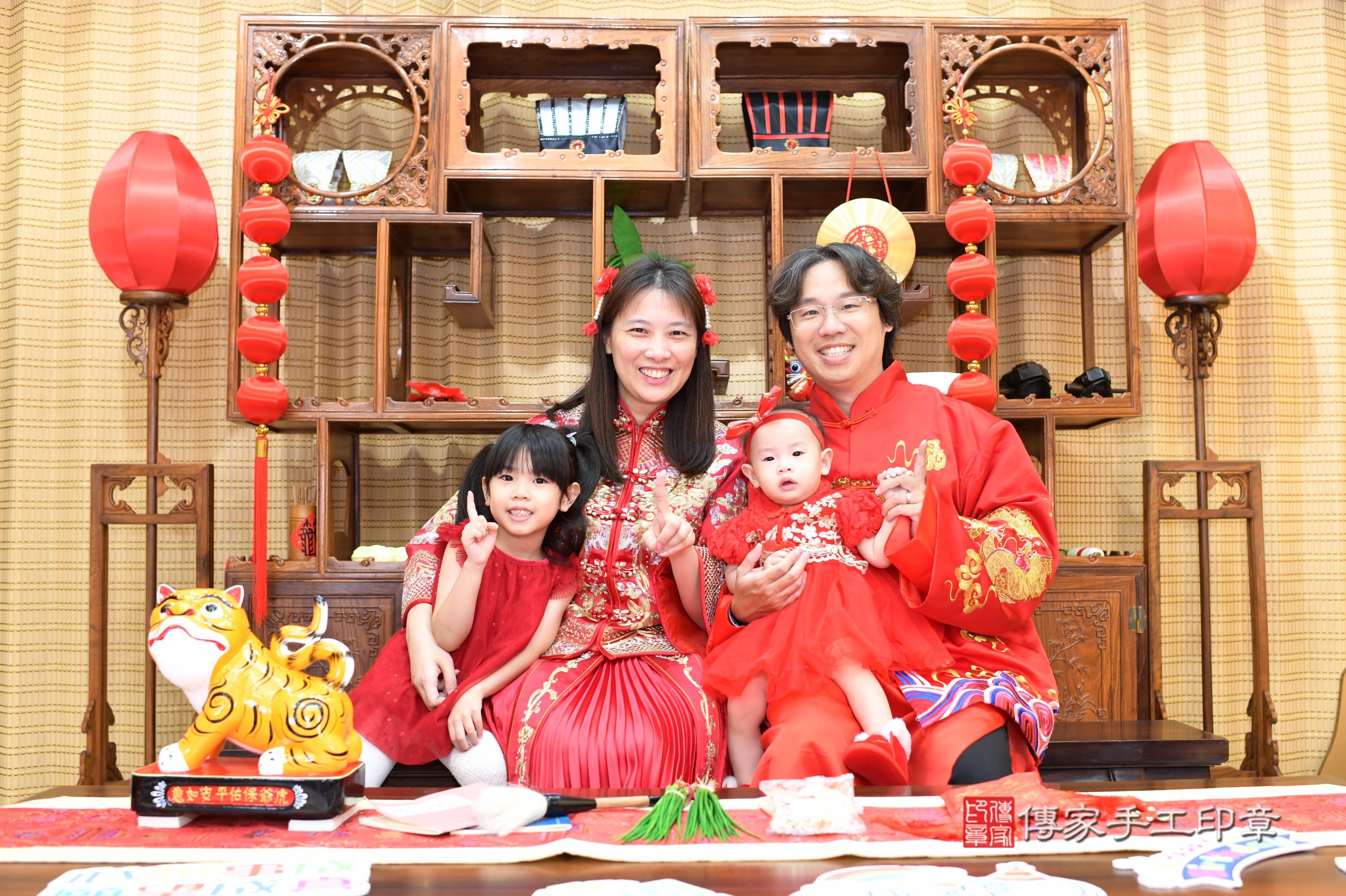 傳家手工印章台南店、抓周、度脺、中國風會場、傳家嬰兒古禮、吉祥話、抓周道具物品24種、拍照。抓周證書。寶寶抓周、滿周歲、生日快樂、祝福