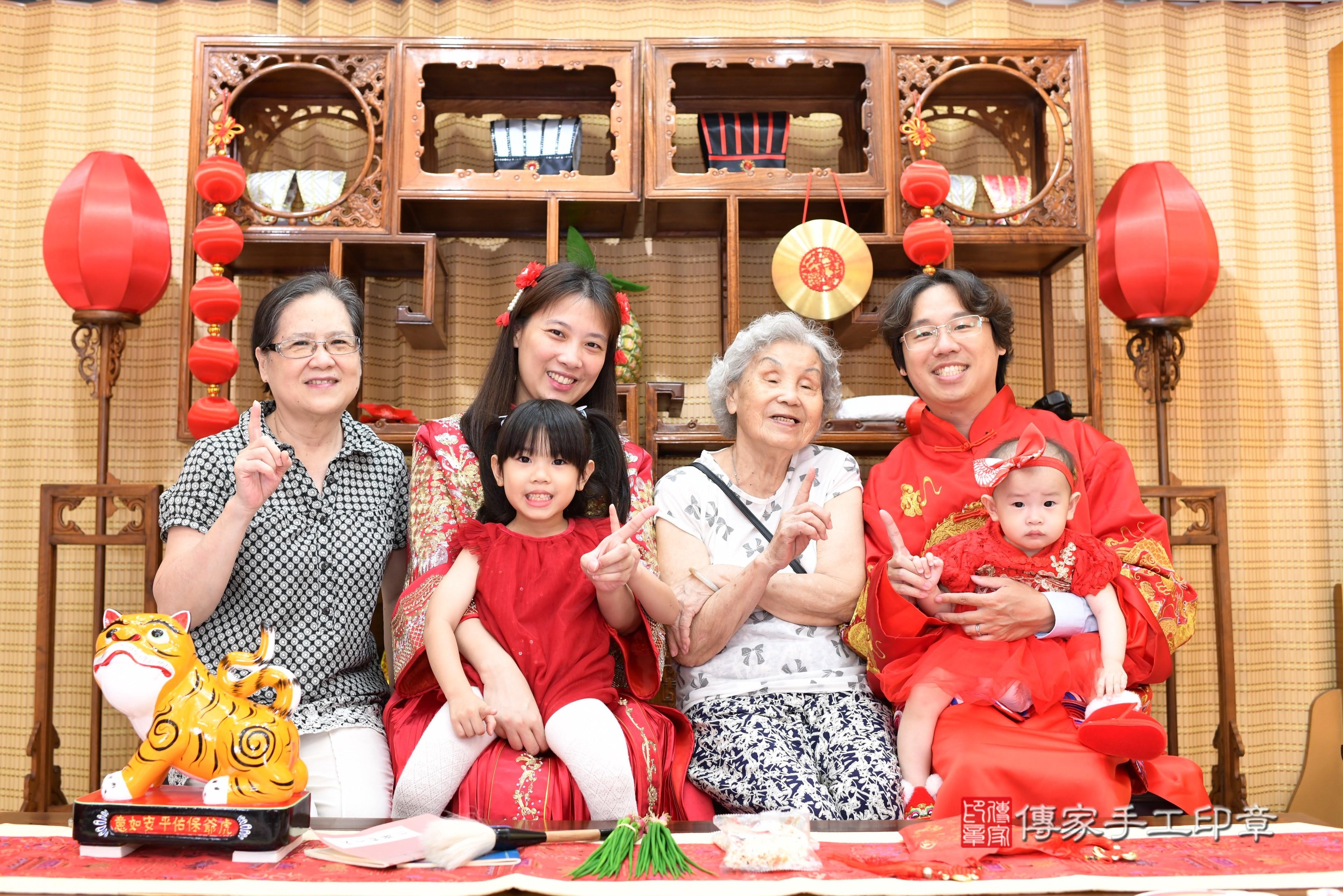 傳家手工印章台南店、抓周、度脺、中國風會場、傳家嬰兒古禮、吉祥話、抓周道具物品24種、拍照。抓周證書。寶寶抓周、滿周歲、生日快樂、祝福