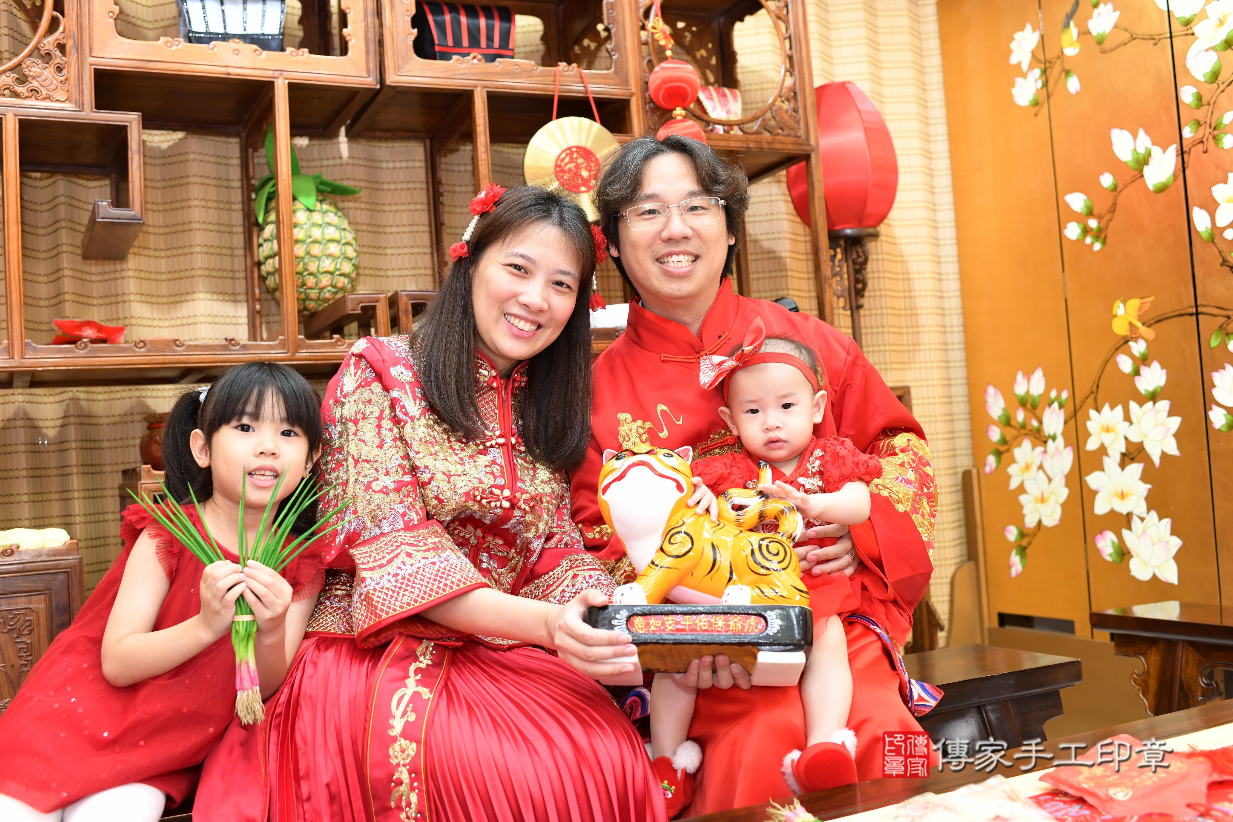傳家手工印章台南店、抓周、度脺、中國風會場、傳家嬰兒古禮、吉祥話、抓周道具物品24種、拍照。抓周證書。寶寶抓周、滿周歲、生日快樂、祝福