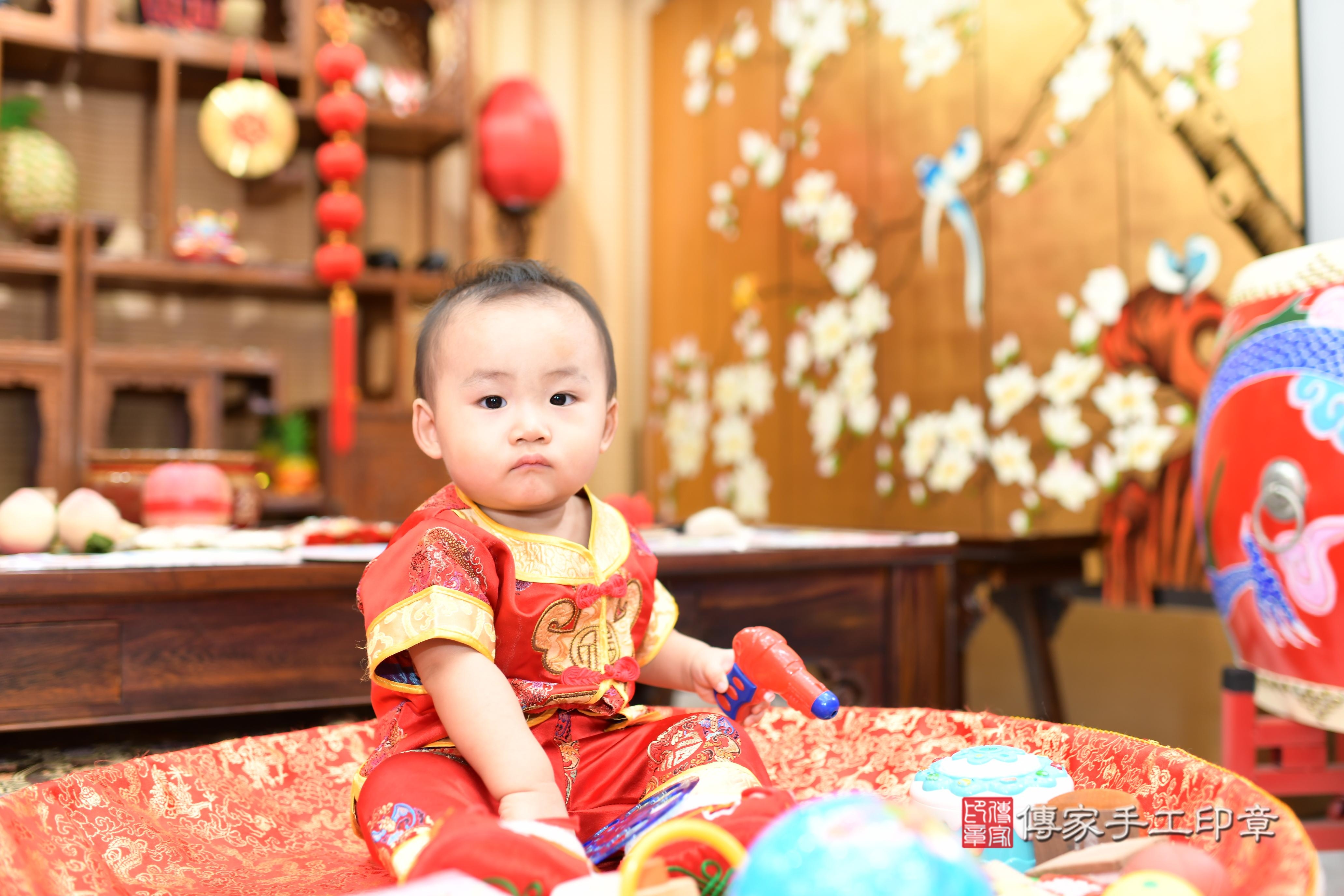傳家手工印章台南店、抓周、度脺、中國風會場、傳家嬰兒古禮、吉祥話、抓周道具物品24種、拍照。抓周證書。寶寶抓周、滿周歲、生日快樂、祝福