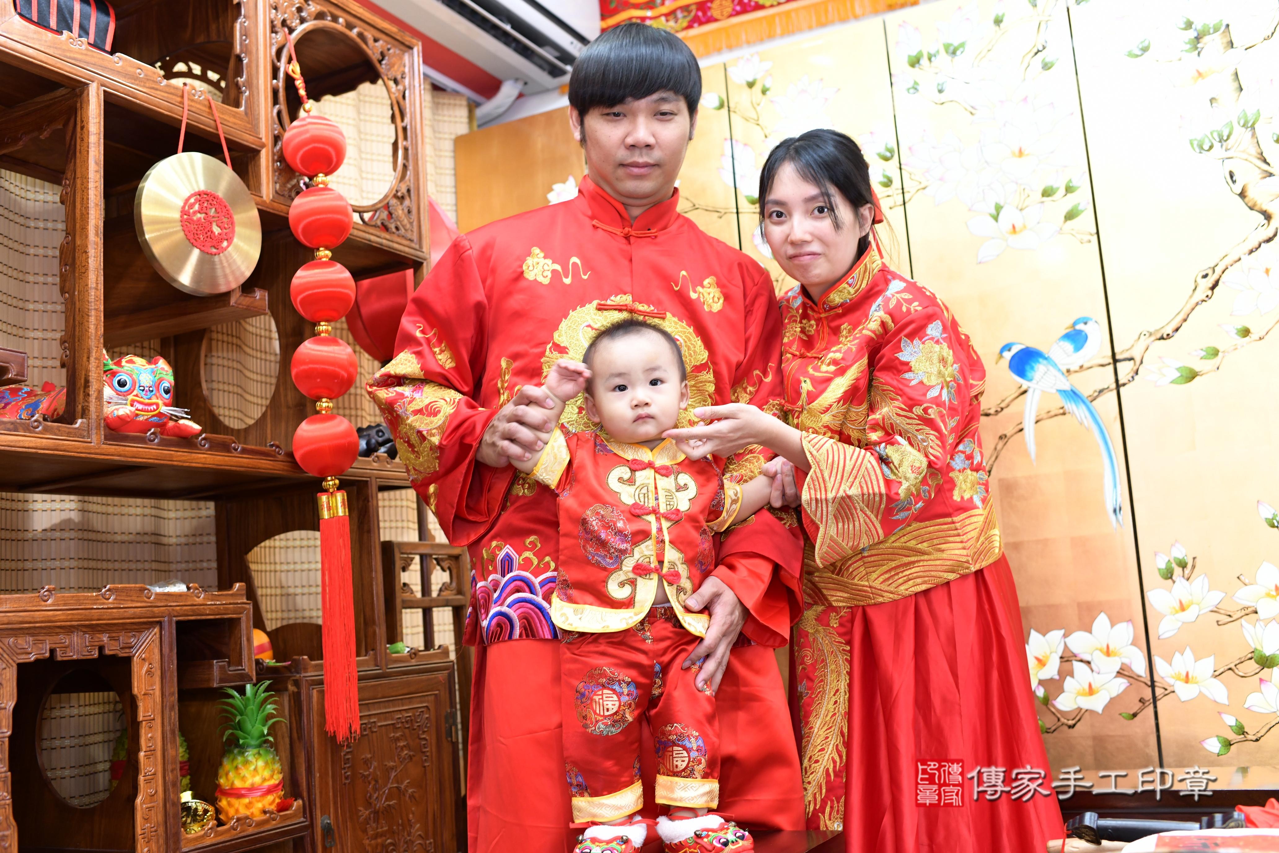 傳家手工印章台南店、抓周、度脺、中國風會場、傳家嬰兒古禮、吉祥話、抓周道具物品24種、拍照。抓周證書。寶寶抓周、滿周歲、生日快樂、祝福