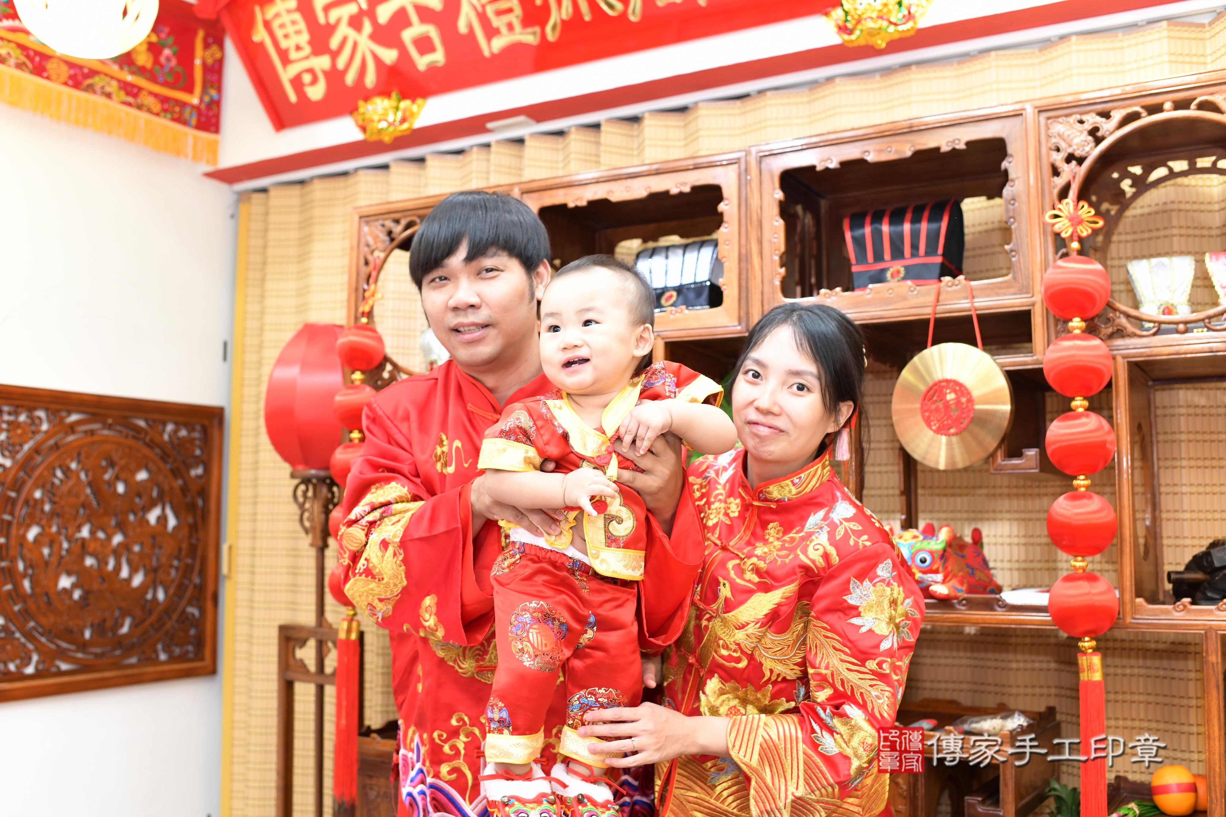 傳家手工印章台南店、抓周、度脺、中國風會場、傳家嬰兒古禮、吉祥話、抓周道具物品24種、拍照。抓周證書。寶寶抓周、滿周歲、生日快樂、祝福