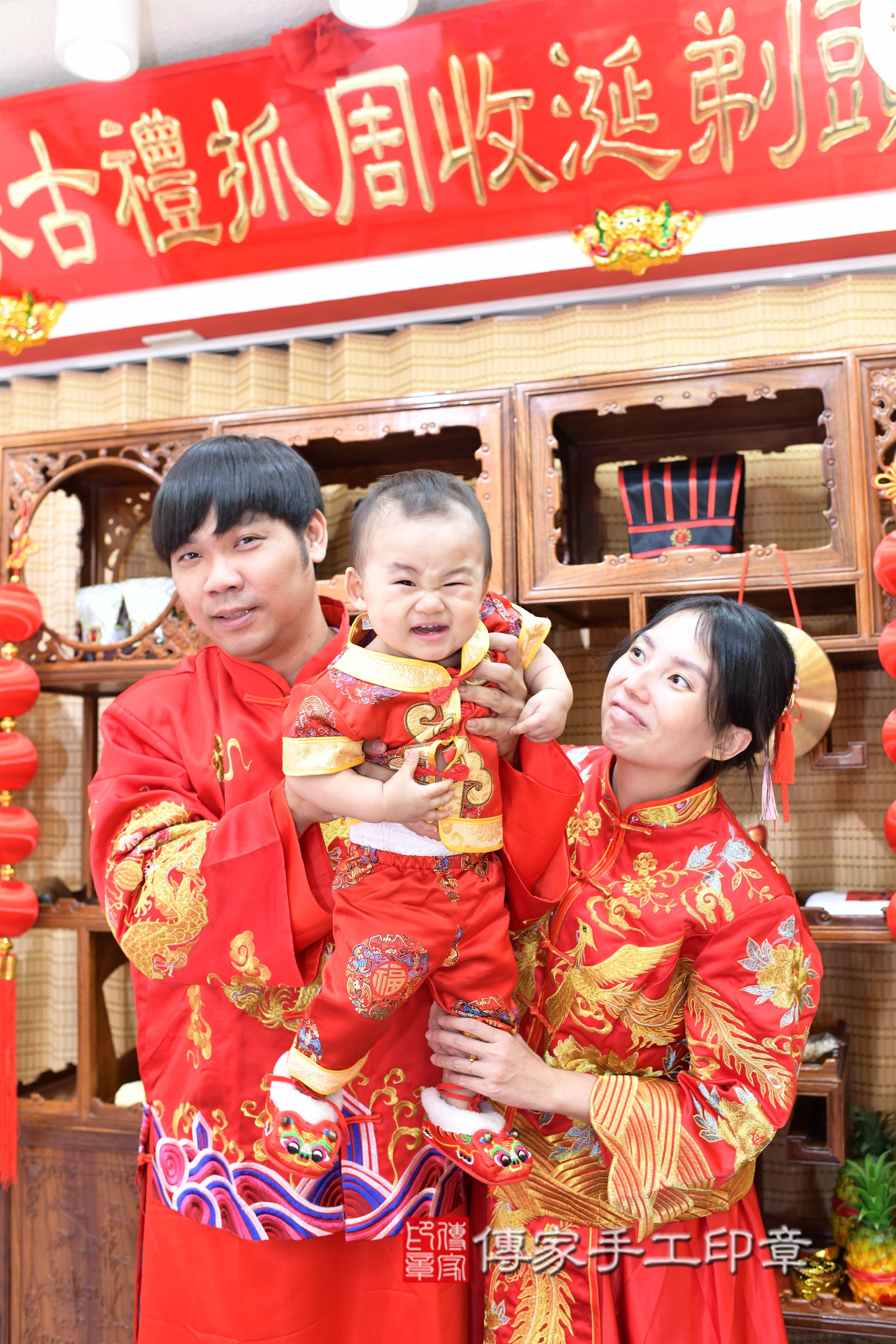 傳家手工印章台南店、抓周、度脺、中國風會場、傳家嬰兒古禮、吉祥話、抓周道具物品24種、拍照。抓周證書。寶寶抓周、滿周歲、生日快樂、祝福