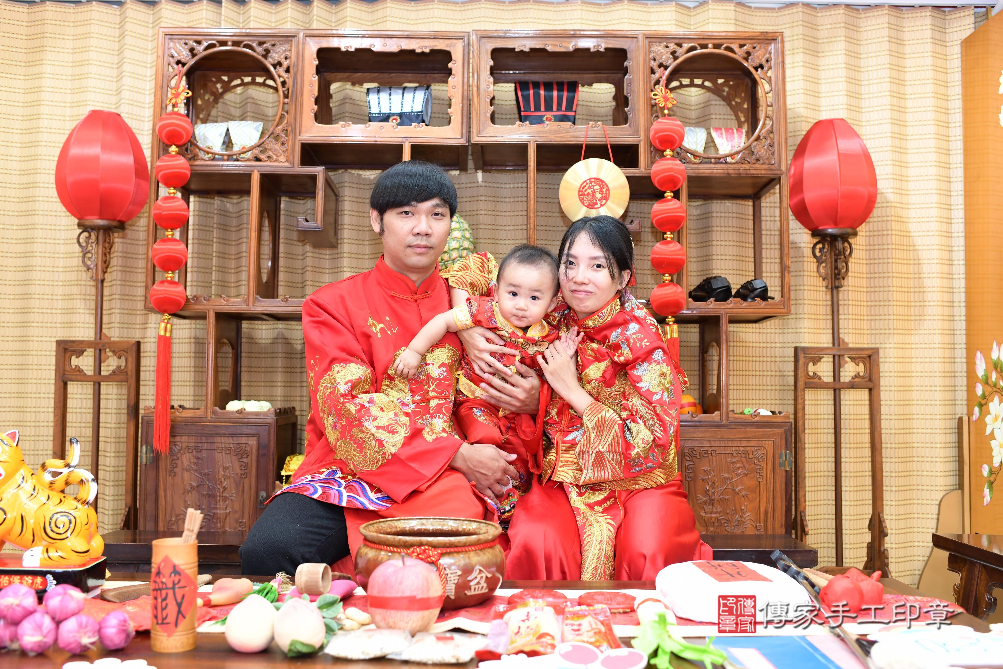 傳家手工印章台南店、抓周、度脺、中國風會場、傳家嬰兒古禮、吉祥話、抓周道具物品24種、拍照。抓周證書。寶寶抓周、滿周歲、生日快樂、祝福