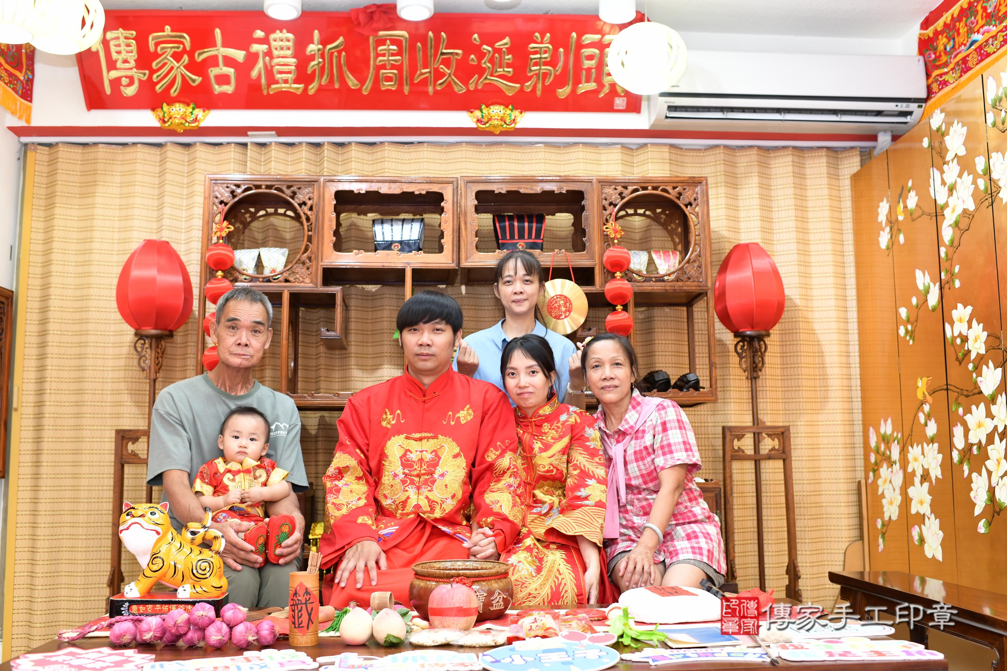傳家手工印章台南店、抓周、度脺、中國風會場、傳家嬰兒古禮、吉祥話、抓周道具物品24種、拍照。抓周證書。寶寶抓周、滿周歲、生日快樂、祝福
