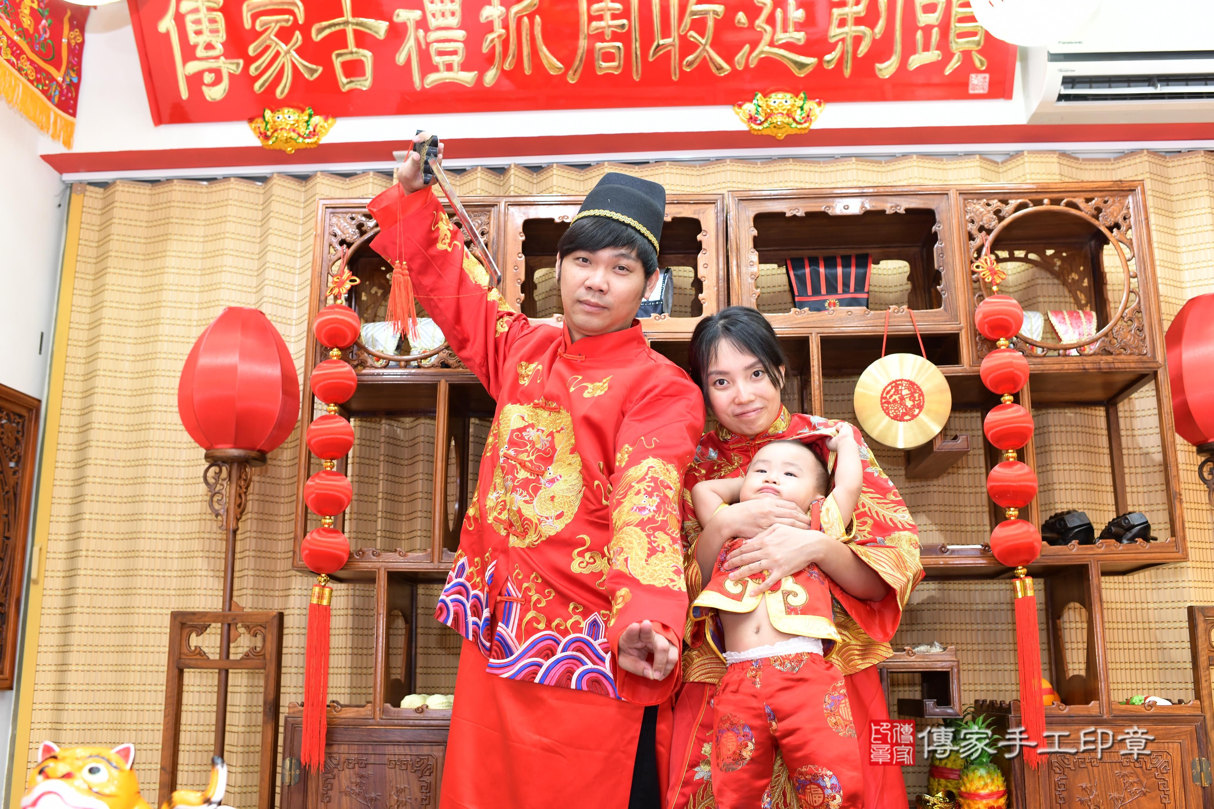 傳家手工印章台南店、抓周、度脺、中國風會場、傳家嬰兒古禮、吉祥話、抓周道具物品24種、拍照。抓周證書。寶寶抓周、滿周歲、生日快樂、祝福