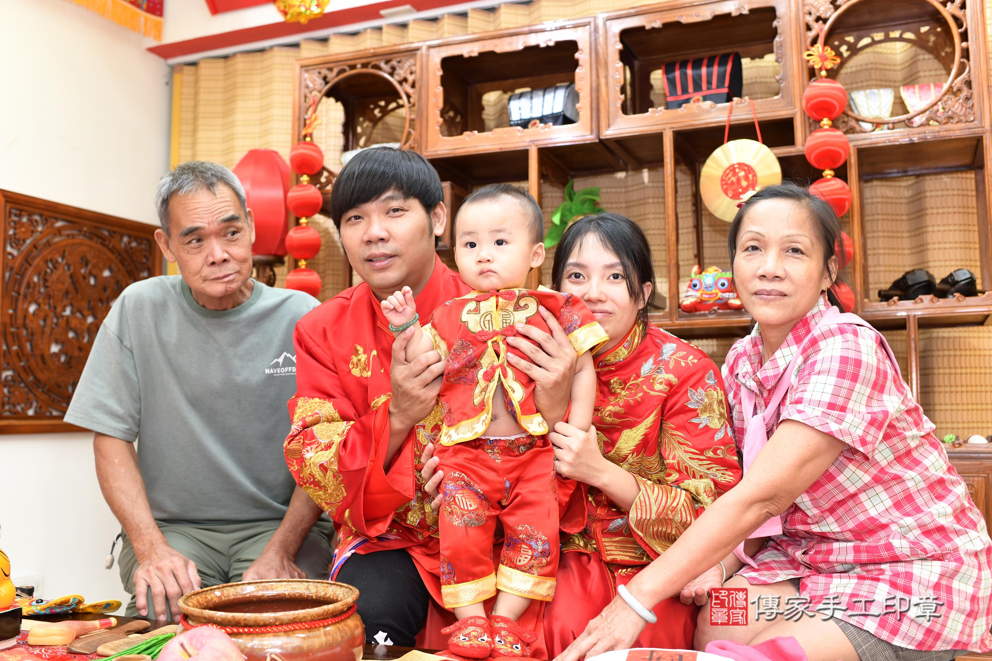 傳家手工印章台南店、抓周、度脺、中國風會場、傳家嬰兒古禮、吉祥話、抓周道具物品24種、拍照。抓周證書。寶寶抓周、滿周歲、生日快樂、祝福