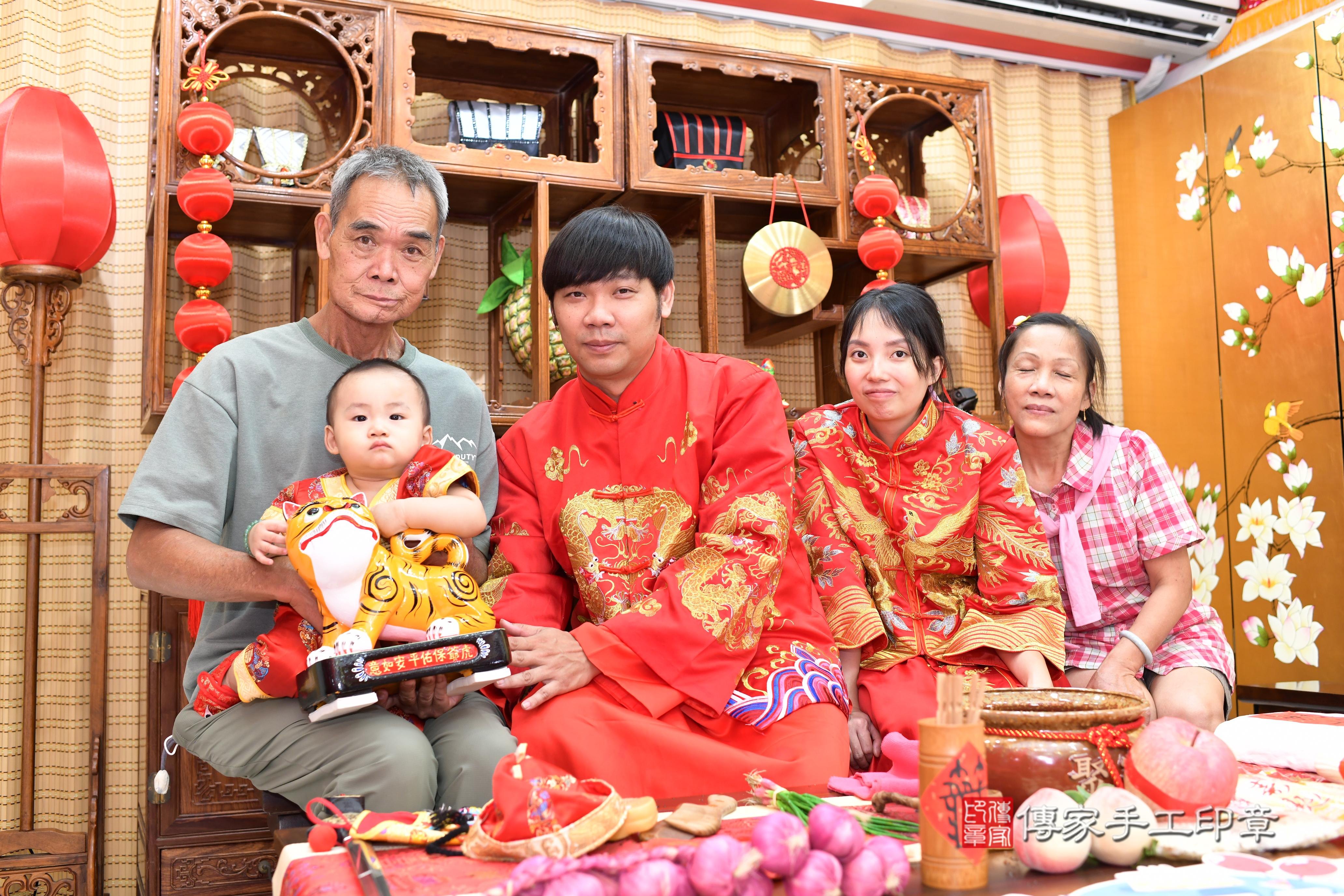 傳家手工印章台南店、抓周、度脺、中國風會場、傳家嬰兒古禮、吉祥話、抓周道具物品24種、拍照。抓周證書。寶寶抓周、滿周歲、生日快樂、祝福
