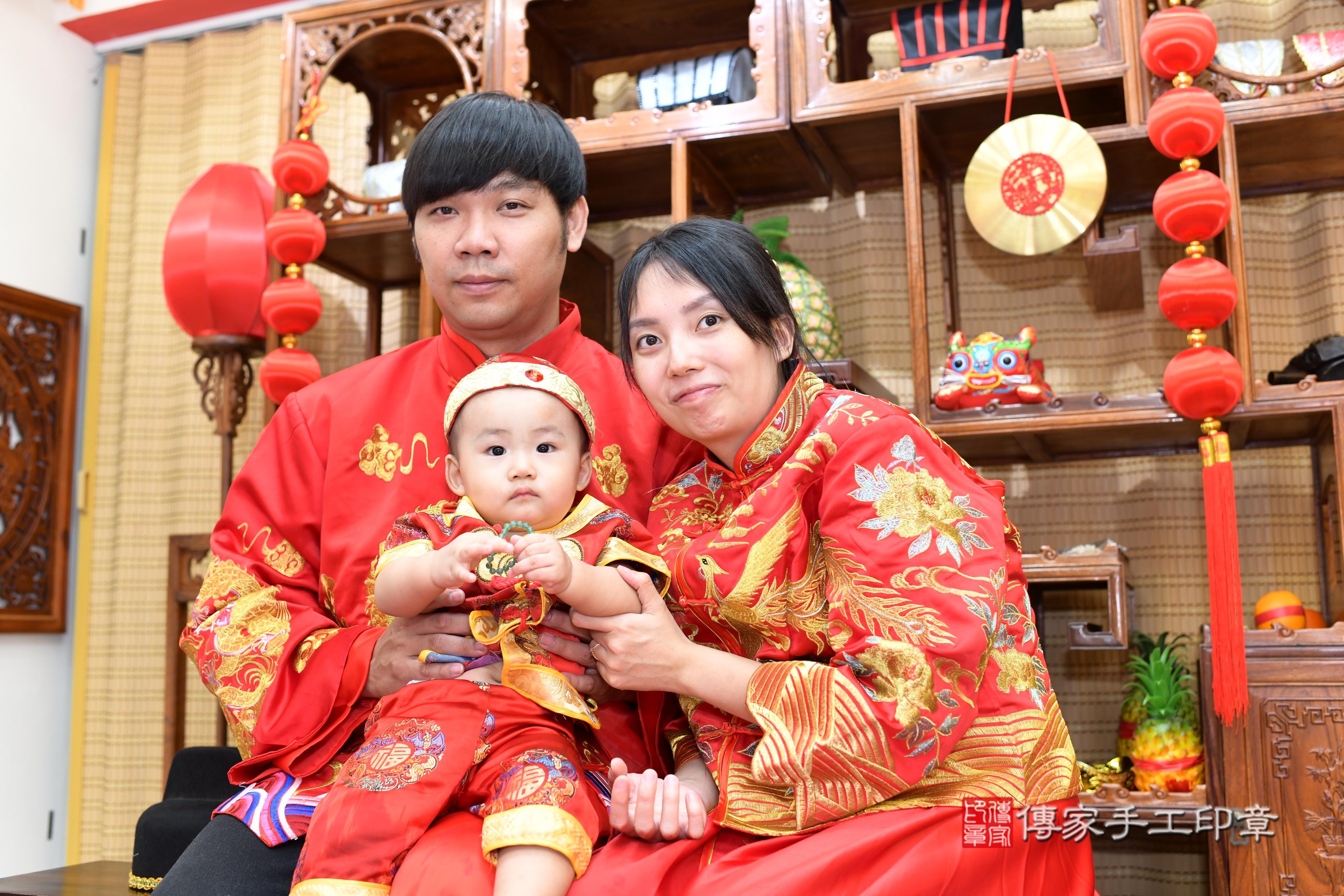 傳家手工印章台南店、抓周、度脺、中國風會場、傳家嬰兒古禮、吉祥話、抓周道具物品24種、拍照。抓周證書。寶寶抓周、滿周歲、生日快樂、祝福