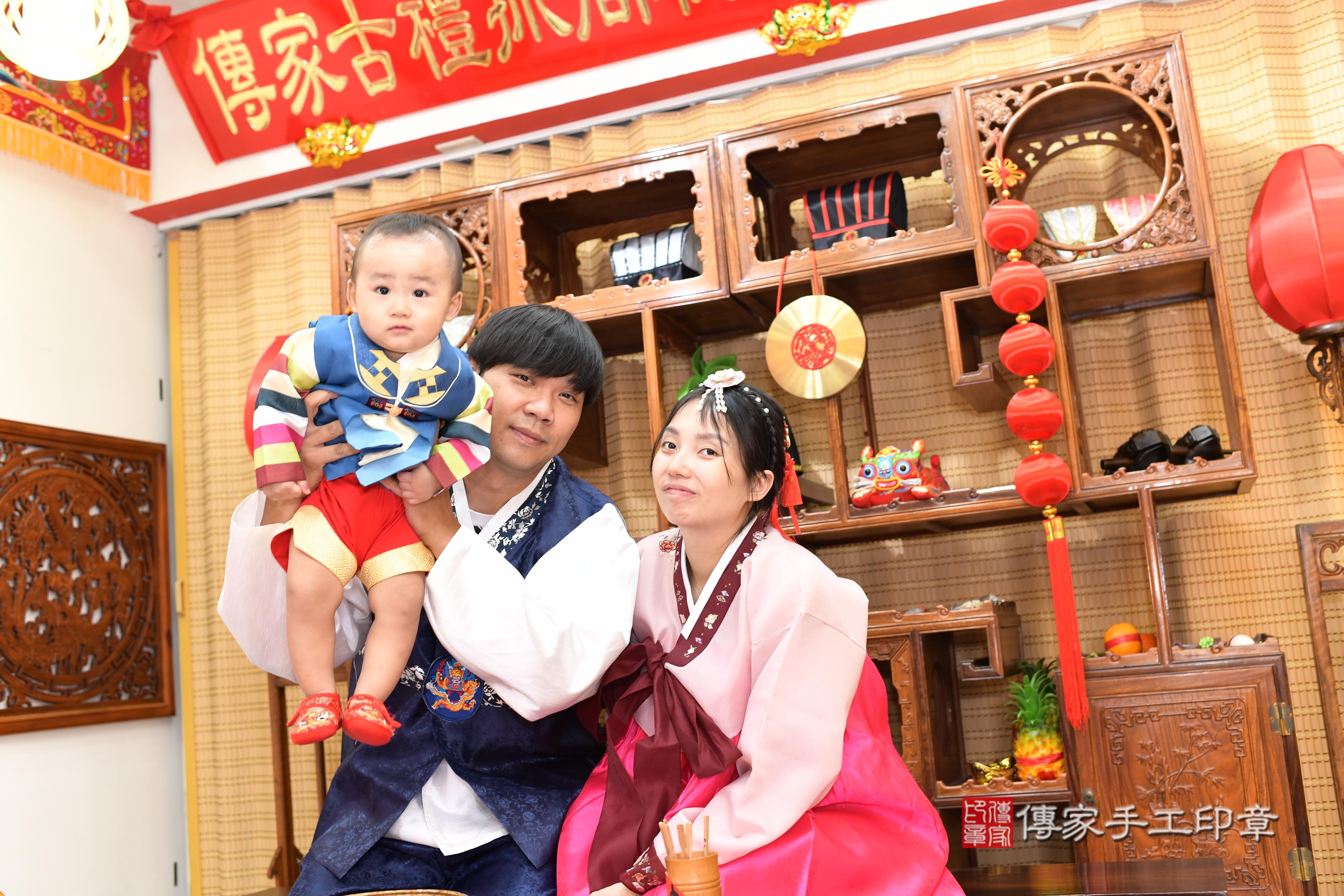 傳家手工印章台南店、抓周、度脺、中國風會場、傳家嬰兒古禮、吉祥話、抓周道具物品24種、拍照。抓周證書。寶寶抓周、滿周歲、生日快樂、祝福