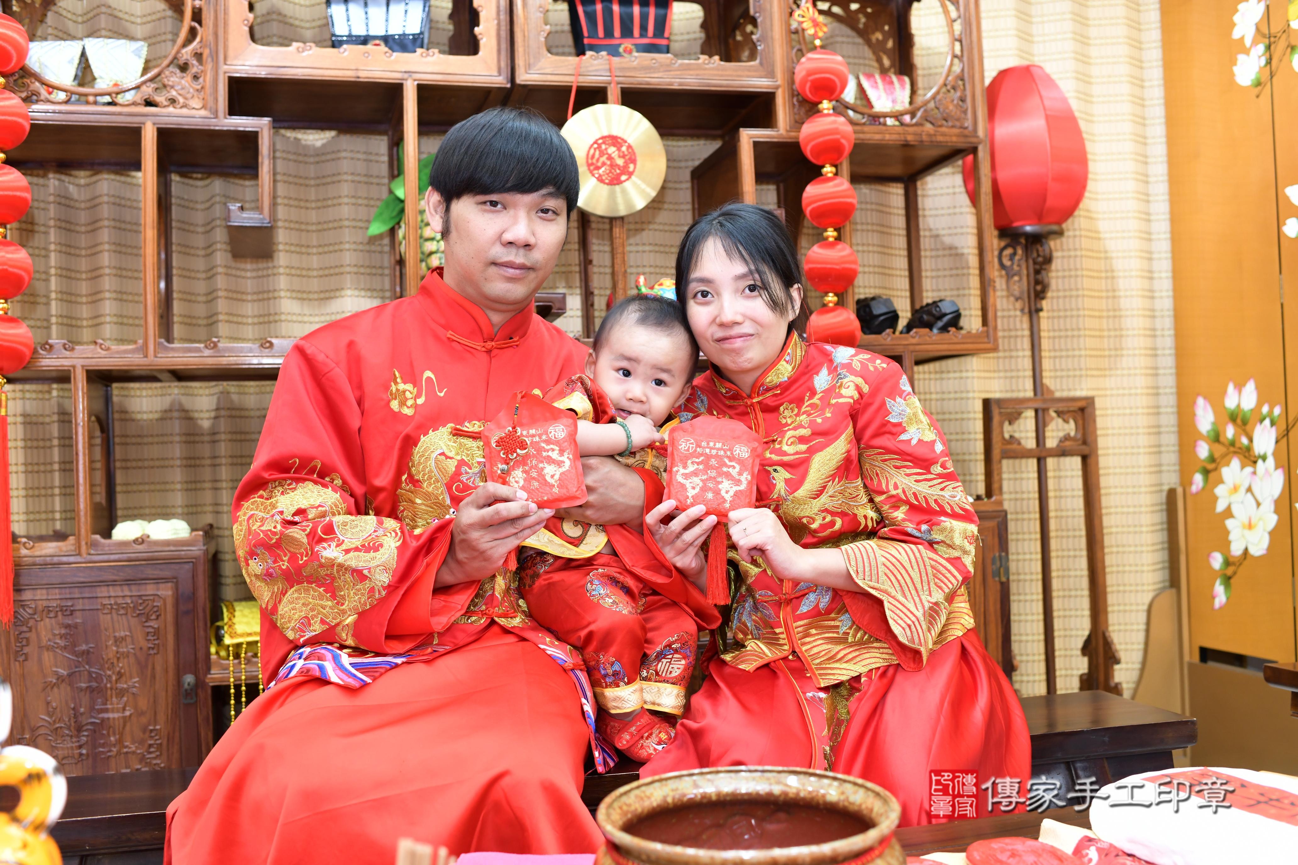 傳家手工印章台南店、抓周、度脺、中國風會場、傳家嬰兒古禮、吉祥話、抓周道具物品24種、拍照。抓周證書。寶寶抓周、滿周歲、生日快樂、祝福