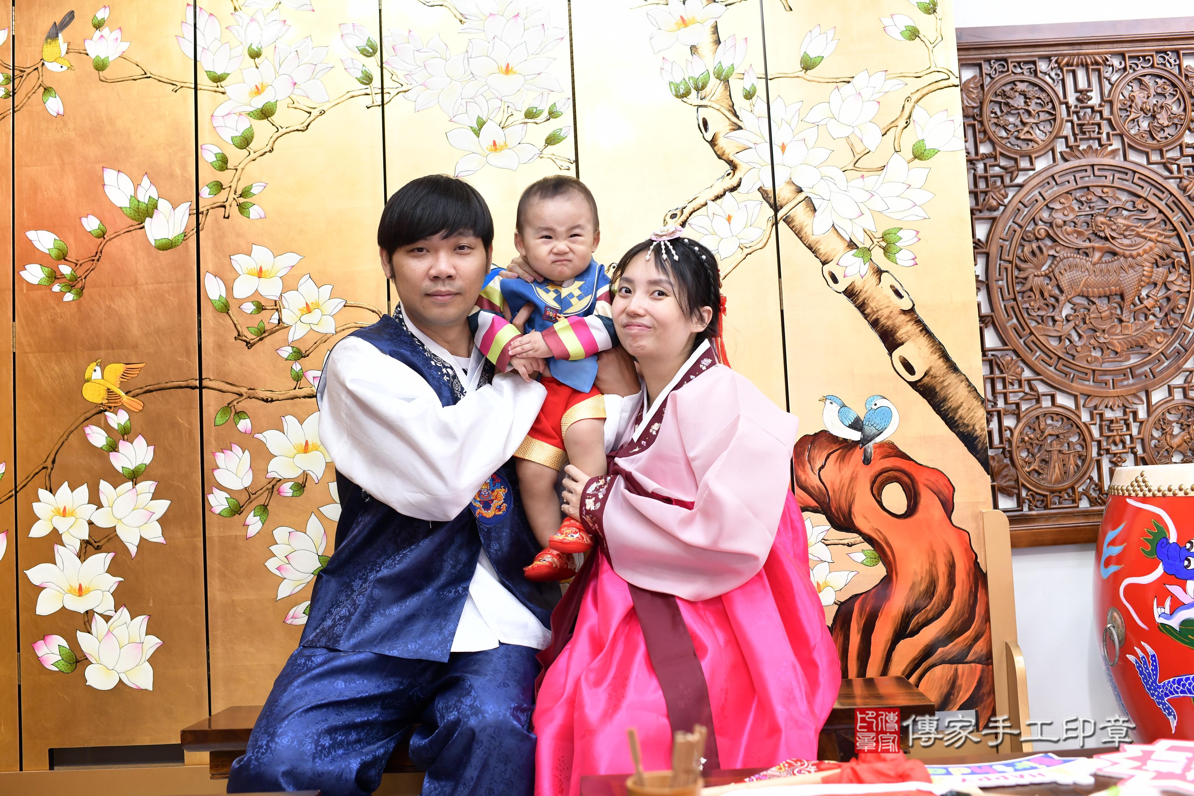 傳家手工印章台南店、抓周、度脺、中國風會場、傳家嬰兒古禮、吉祥話、抓周道具物品24種、拍照。抓周證書。寶寶抓周、滿周歲、生日快樂、祝福