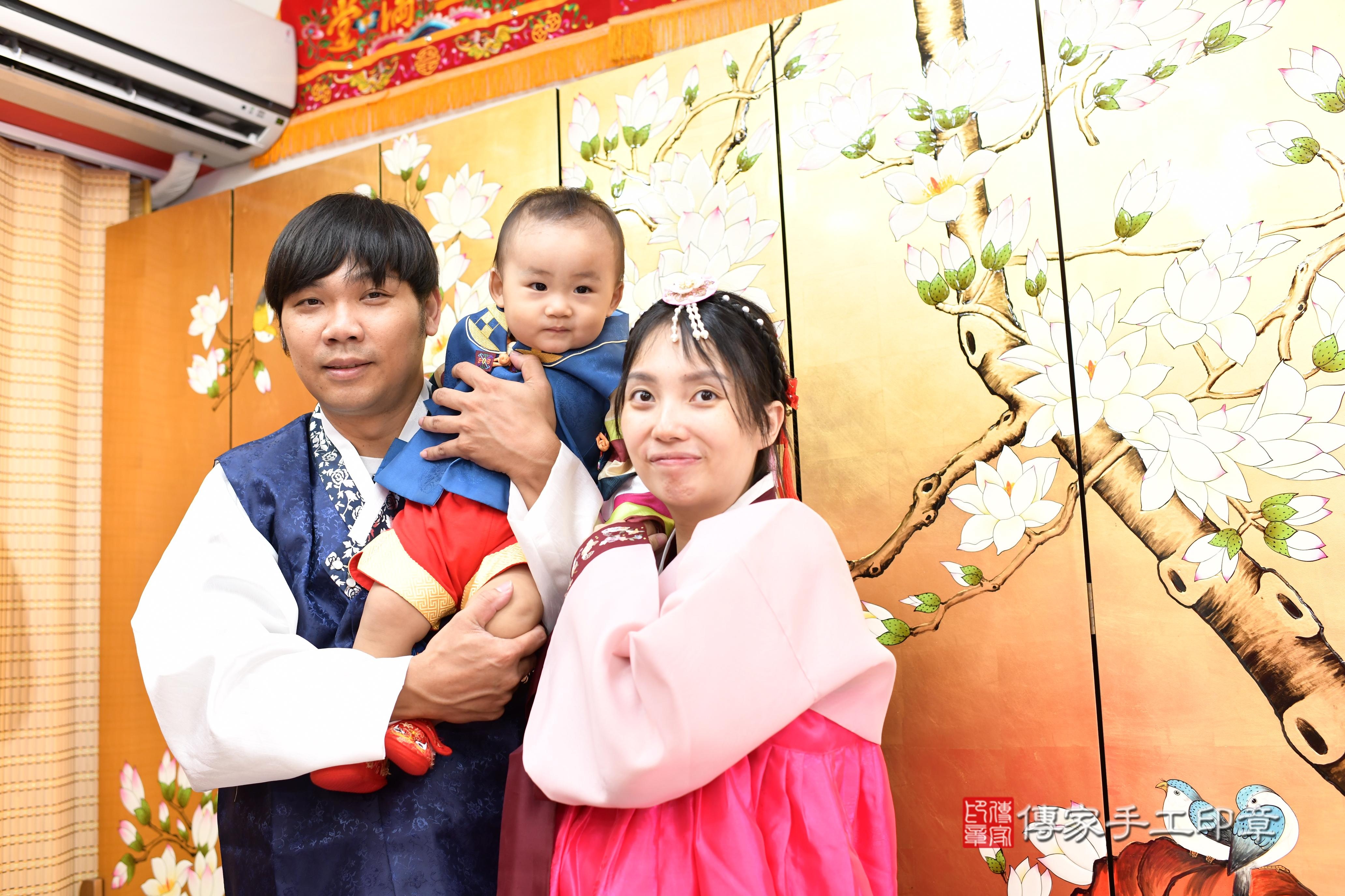 傳家手工印章台南店、抓周、度脺、中國風會場、傳家嬰兒古禮、吉祥話、抓周道具物品24種、拍照。抓周證書。寶寶抓周、滿周歲、生日快樂、祝福