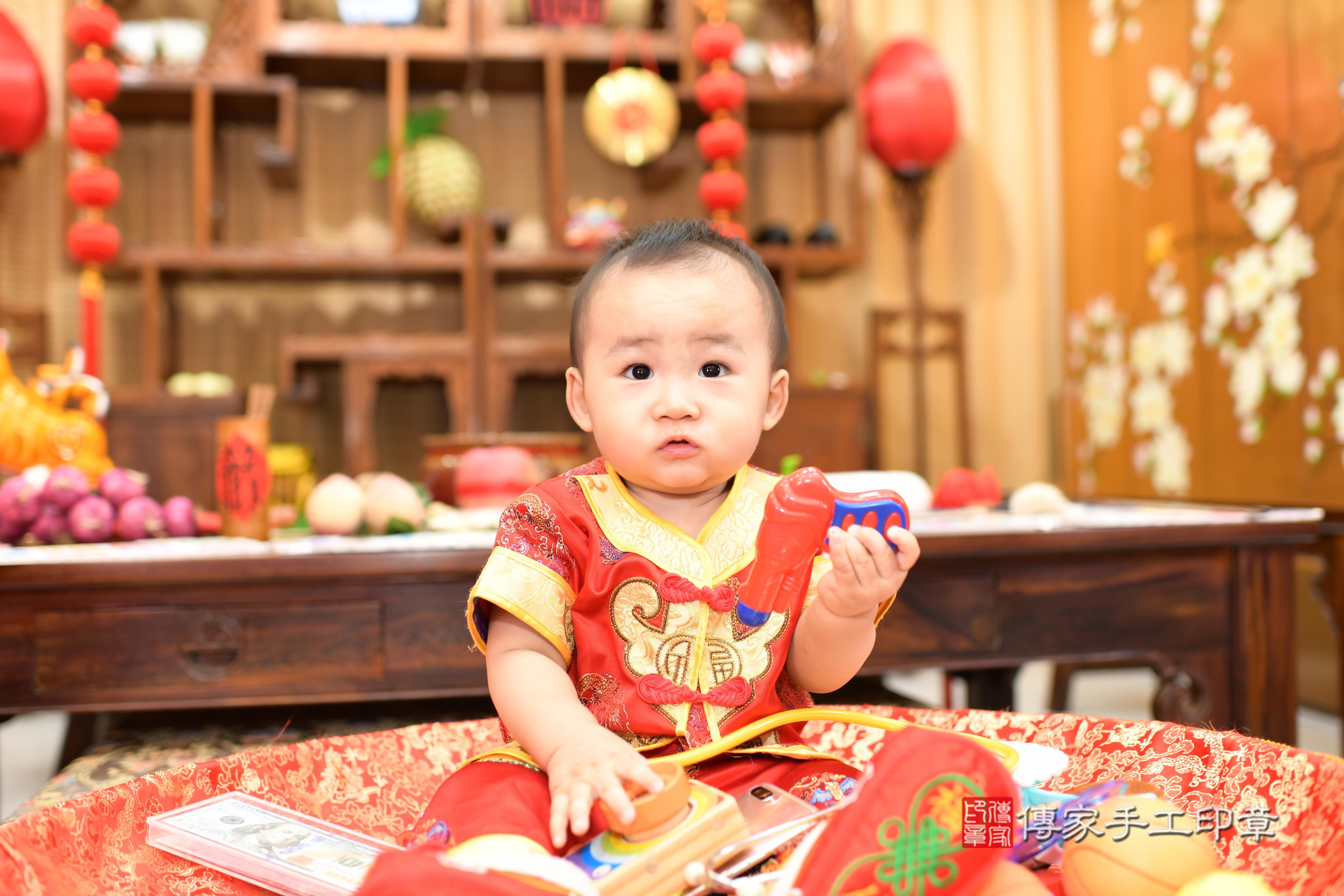 傳家手工印章台南店、抓周、度脺、中國風會場、傳家嬰兒古禮、吉祥話、抓周道具物品24種、拍照。抓周證書。寶寶抓周、滿周歲、生日快樂、祝福
