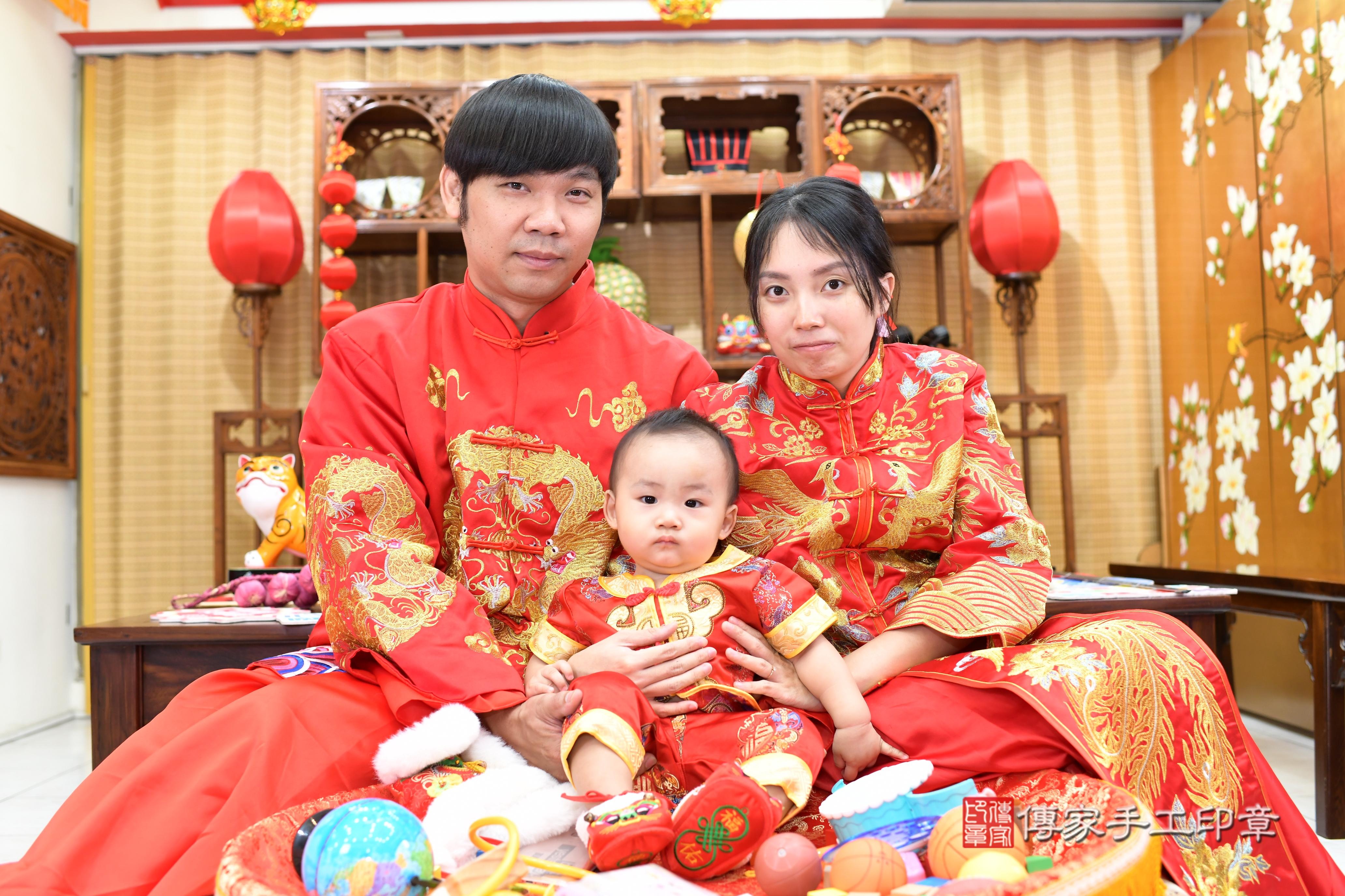 傳家手工印章台南店、抓周、度脺、中國風會場、傳家嬰兒古禮、吉祥話、抓周道具物品24種、拍照。抓周證書。寶寶抓周、滿周歲、生日快樂、祝福