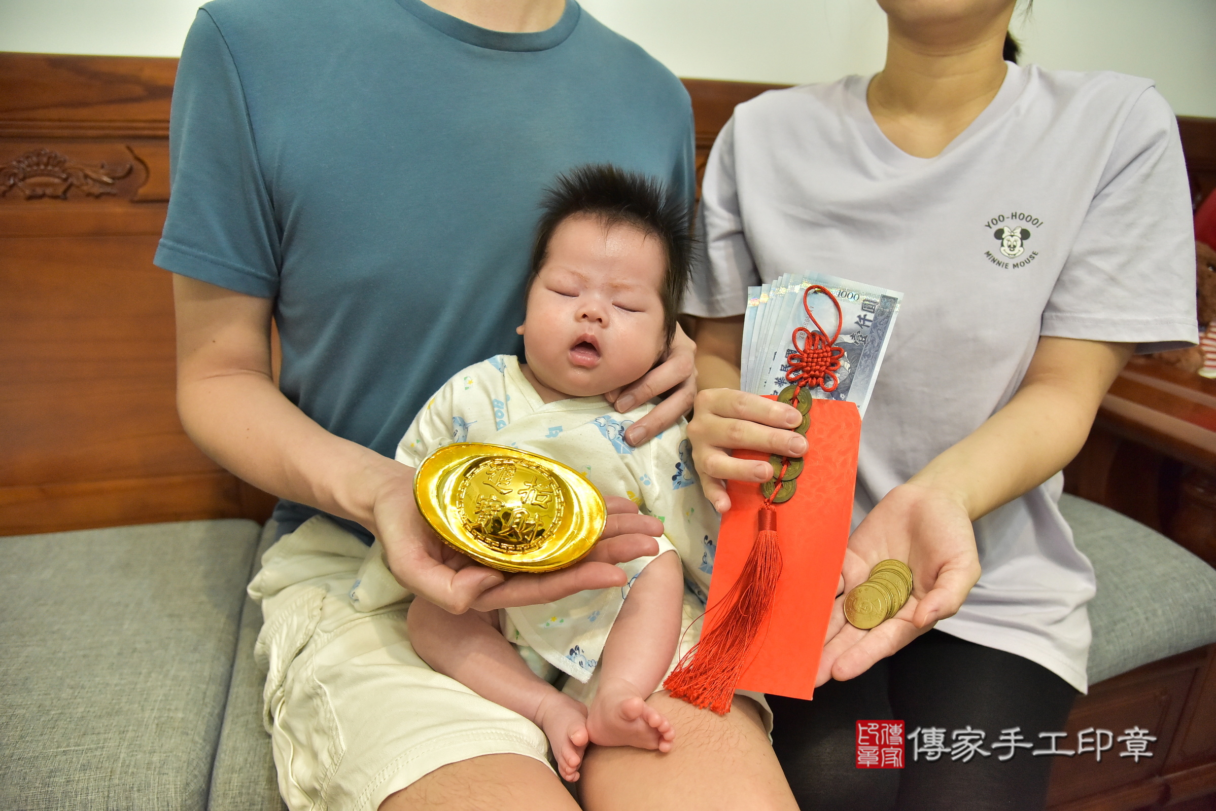 小妤寶寶(宜蘭縣蘇澳鎮到府嬰兒小妤寶寶滿月剃頭理髮、到府嬰兒剃胎毛儀式吉祥話)。到府剃頭剃胎毛主持、專業拍照、證書。★購買「臍帶章、肚臍章、胎毛筆刷印章」贈送：剃頭、收涎、抓周，三選一。2025.6.3，照片11