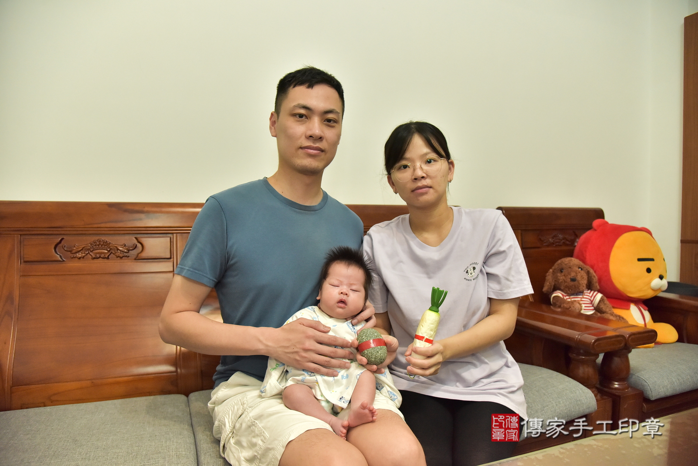 小妤寶寶(宜蘭縣蘇澳鎮到府嬰兒小妤寶寶滿月剃頭理髮、到府嬰兒剃胎毛儀式吉祥話)。到府剃頭剃胎毛主持、專業拍照、證書。★購買「臍帶章、肚臍章、胎毛筆刷印章」贈送：剃頭、收涎、抓周，三選一。2025.6.3，照片7