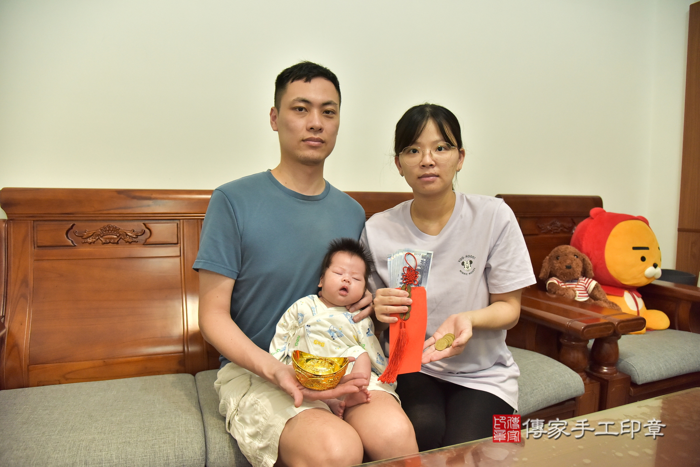 小妤寶寶(宜蘭縣蘇澳鎮到府嬰兒小妤寶寶滿月剃頭理髮、到府嬰兒剃胎毛儀式吉祥話)。到府剃頭剃胎毛主持、專業拍照、證書。★購買「臍帶章、肚臍章、胎毛筆刷印章」贈送：剃頭、收涎、抓周，三選一。2025.6.3，照片10
